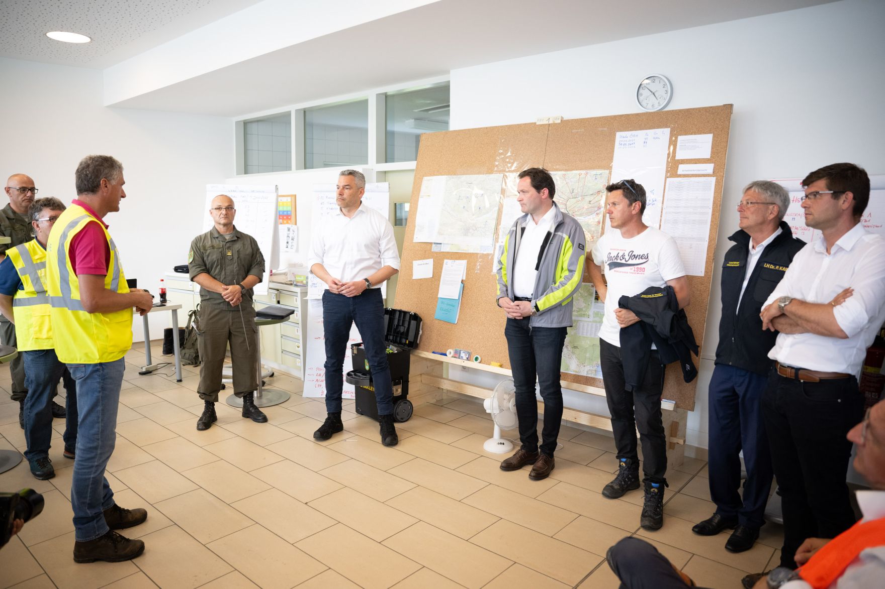 Bundeskanzler Karl Nehammer und Bundesminister Norbert Totschnig machten sich am 1. Juli ein Bild von der Lage vor Ort im Katastrophengebiet Treffen in K&auml;rnten.