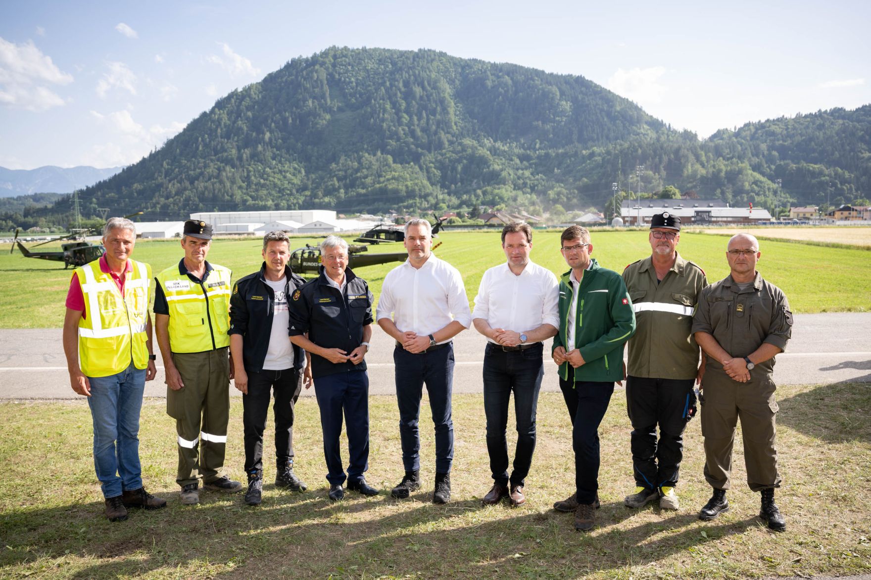 Bundeskanzler Karl Nehammer und Bundesminister Norbert Totschnig machten sich am 1. Juli ein Bild von der Lage vor Ort im Katastrophengebiet Treffen in K&auml;rnten.