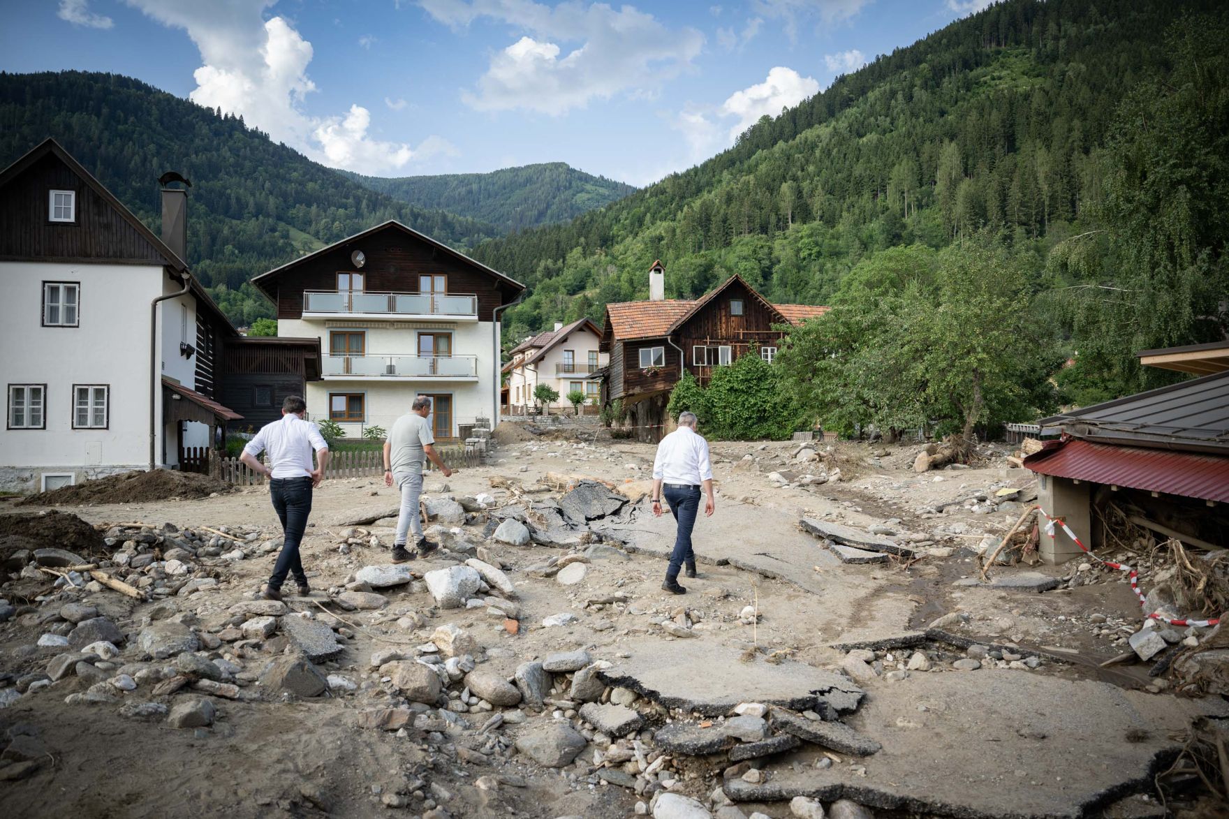 Bundeskanzler Karl Nehammer und Bundesminister Norbert Totschnig machten sich am 1. Juli ein Bild von der Lage vor Ort im Katastrophengebiet Treffen in K&auml;rnten.