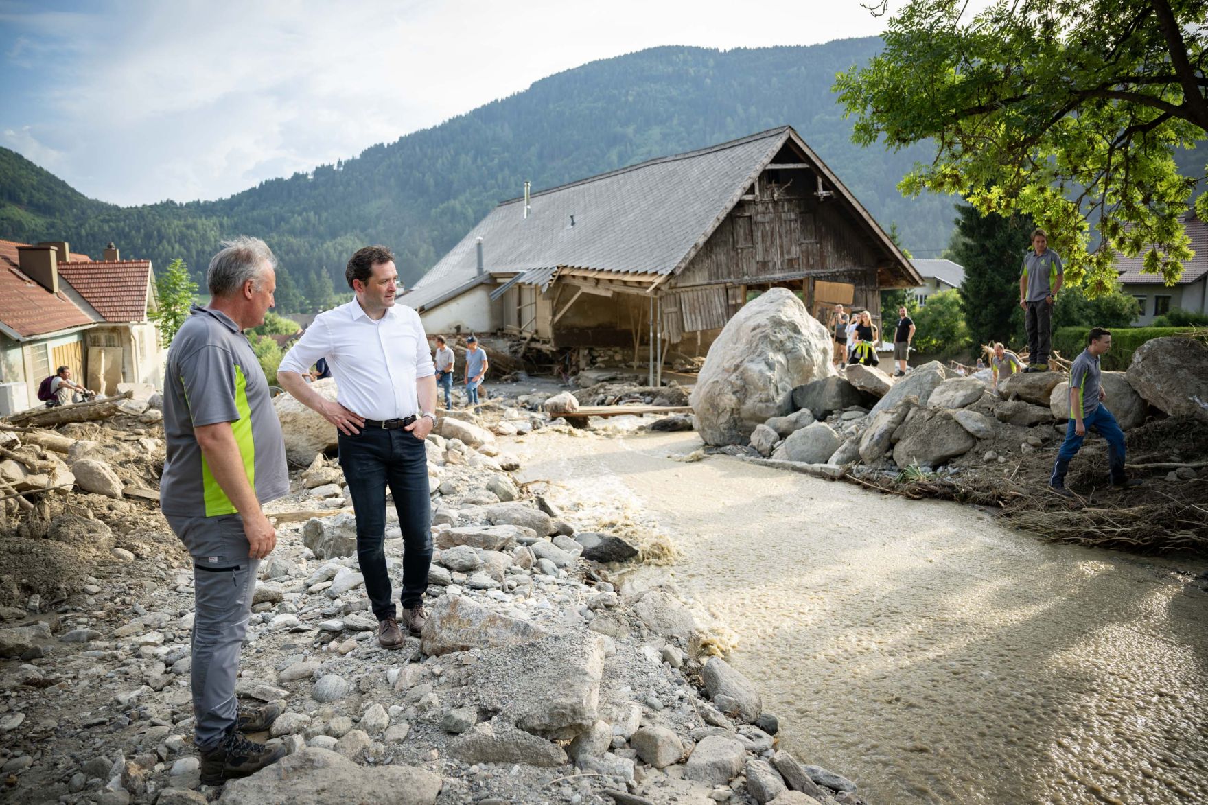 Bundeskanzler Karl Nehammer und Bundesminister Norbert Totschnig machten sich am 1. Juli ein Bild von der Lage vor Ort im Katastrophengebiet Treffen in K&auml;rnten.