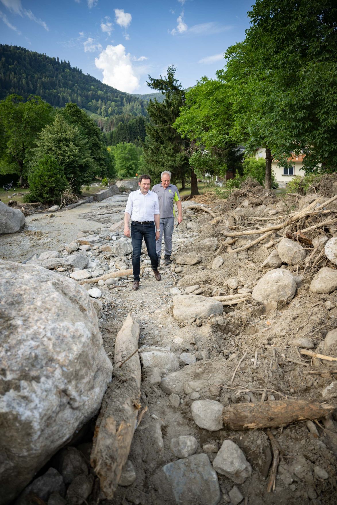 Bundeskanzler Karl Nehammer und Bundesminister Norbert Totschnig machten sich am 1. Juli ein Bild von der Lage vor Ort im Katastrophengebiet Treffen in K&auml;rnten.