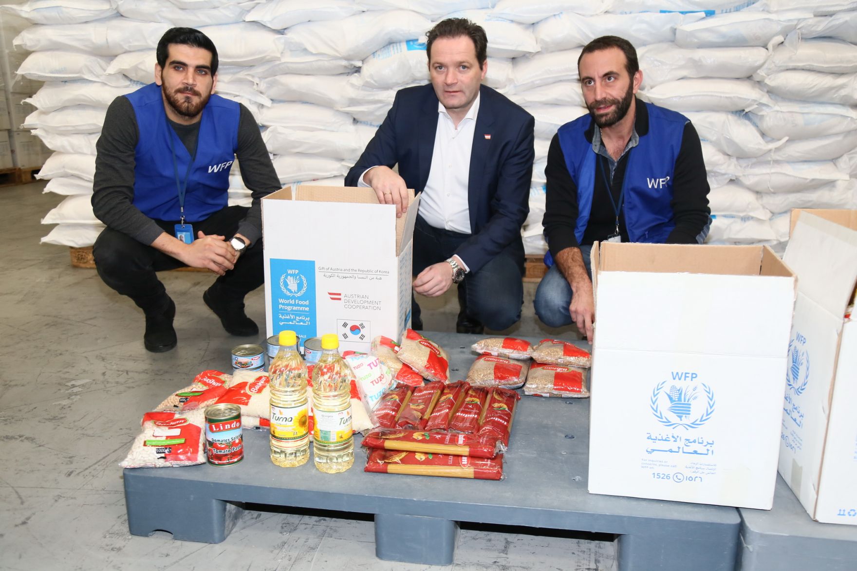 Im Rahmen seiner Reise in den Libanon besichtigte Landwirtschaftsminister Totschnig die Einrichtungen des World Food Programmes. Im Bild: Besuch im Warenhaus mit Lebensmittelpaketen.
