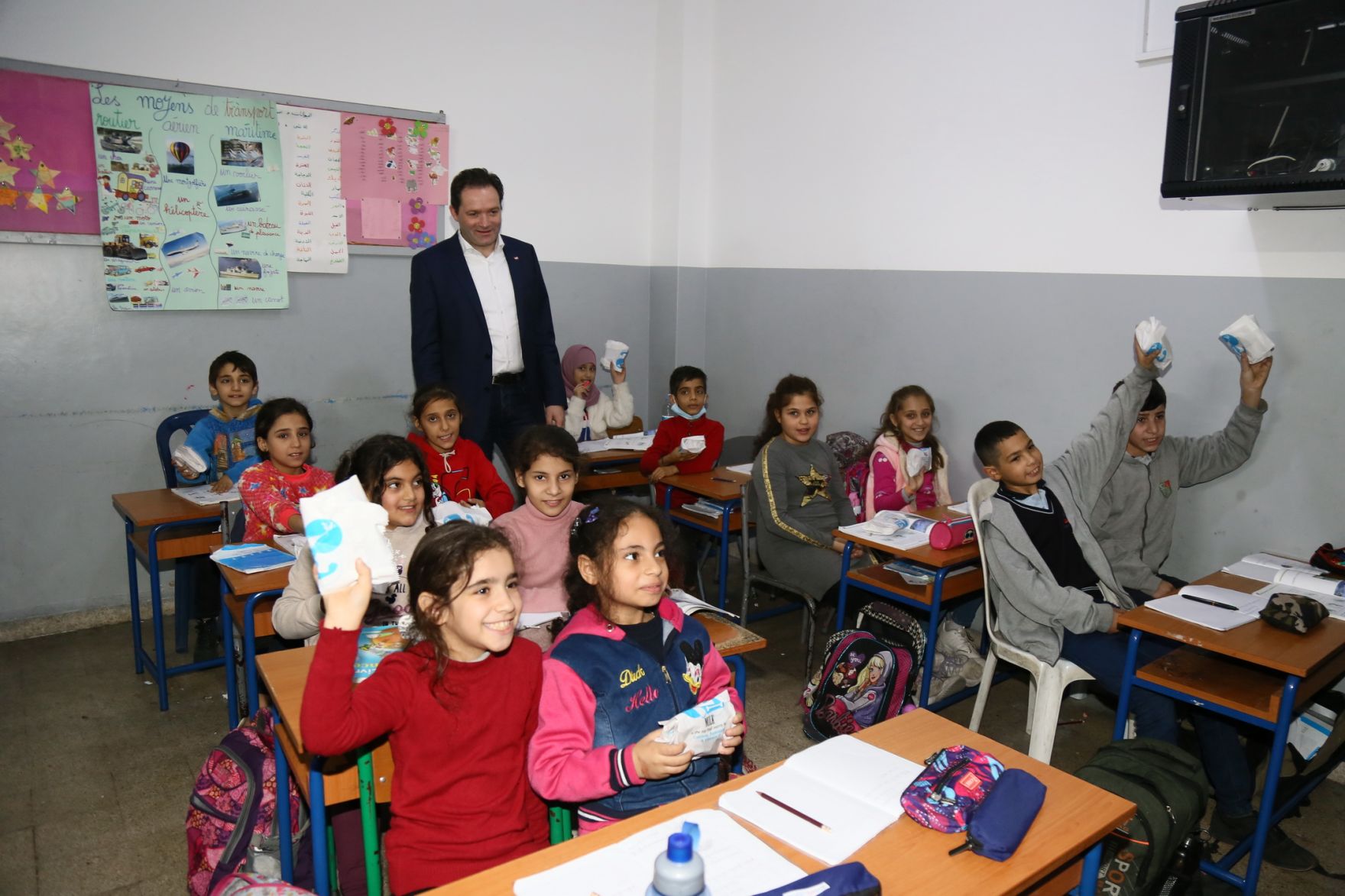 Im Rahmen seiner Reise in den Libanon besichtigte Landwirtschaftsminister Totschnig die Einrichtungen des World Food Programmes. Im Bild: Besuch einer Schule des WFP.