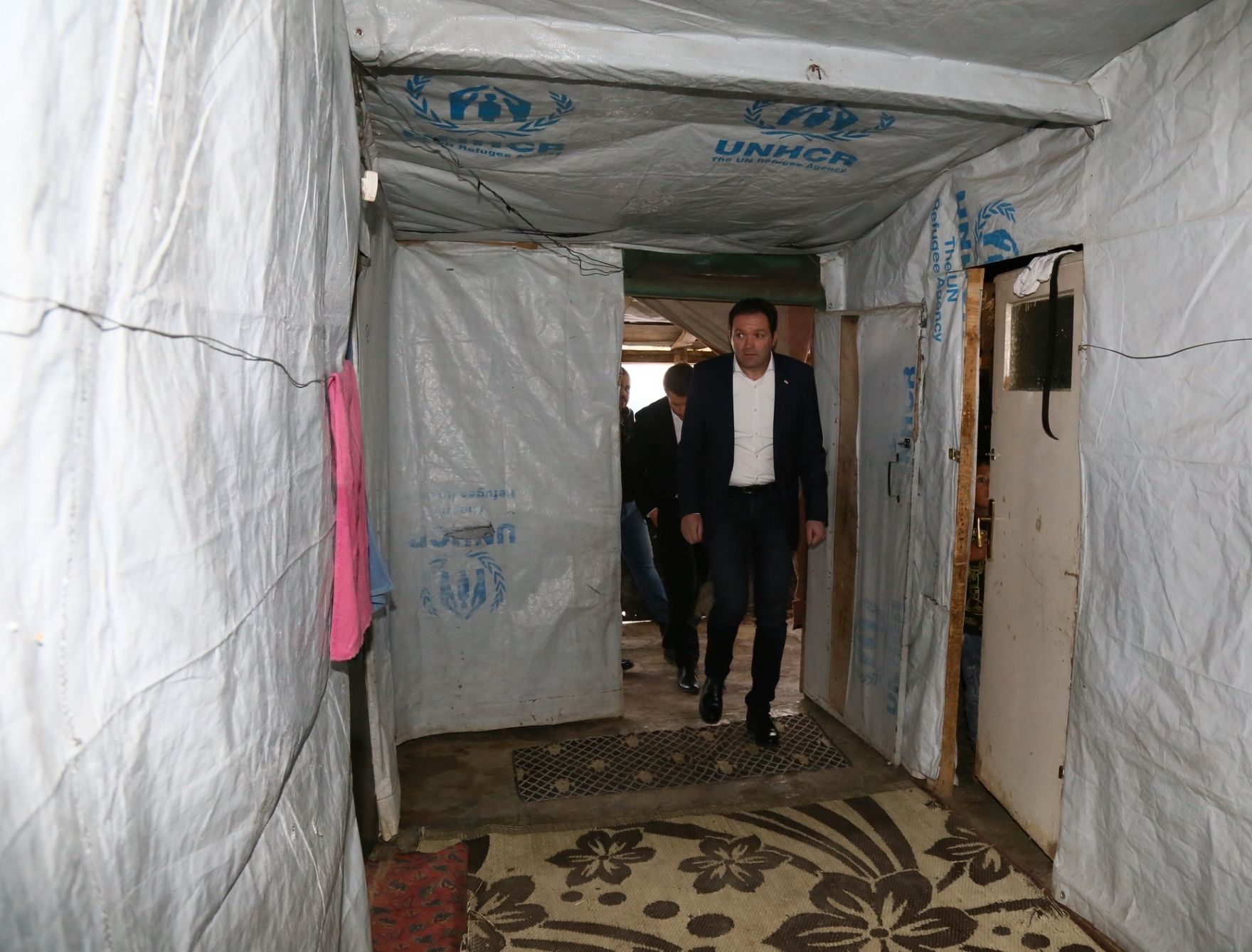 Im Rahmen seiner Reise in den Libanon besichtigte Landwirtschaftsminister Totschnig die Einrichtungen des World Food Programmes. Im Bild: Besuch einer informellen Zeltsiedlung.