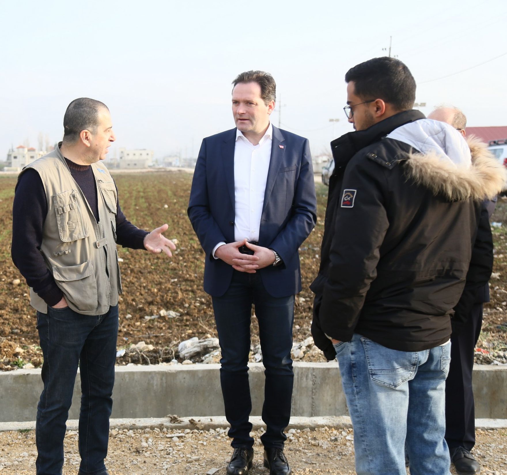 Im Rahmen seiner Reise in den Libanon besichtigte Landwirtschaftsminister Totschnig die Einrichtungen des World Food Programmes. Im Bild: Besuch einer informellen Zeltsiedlung.
