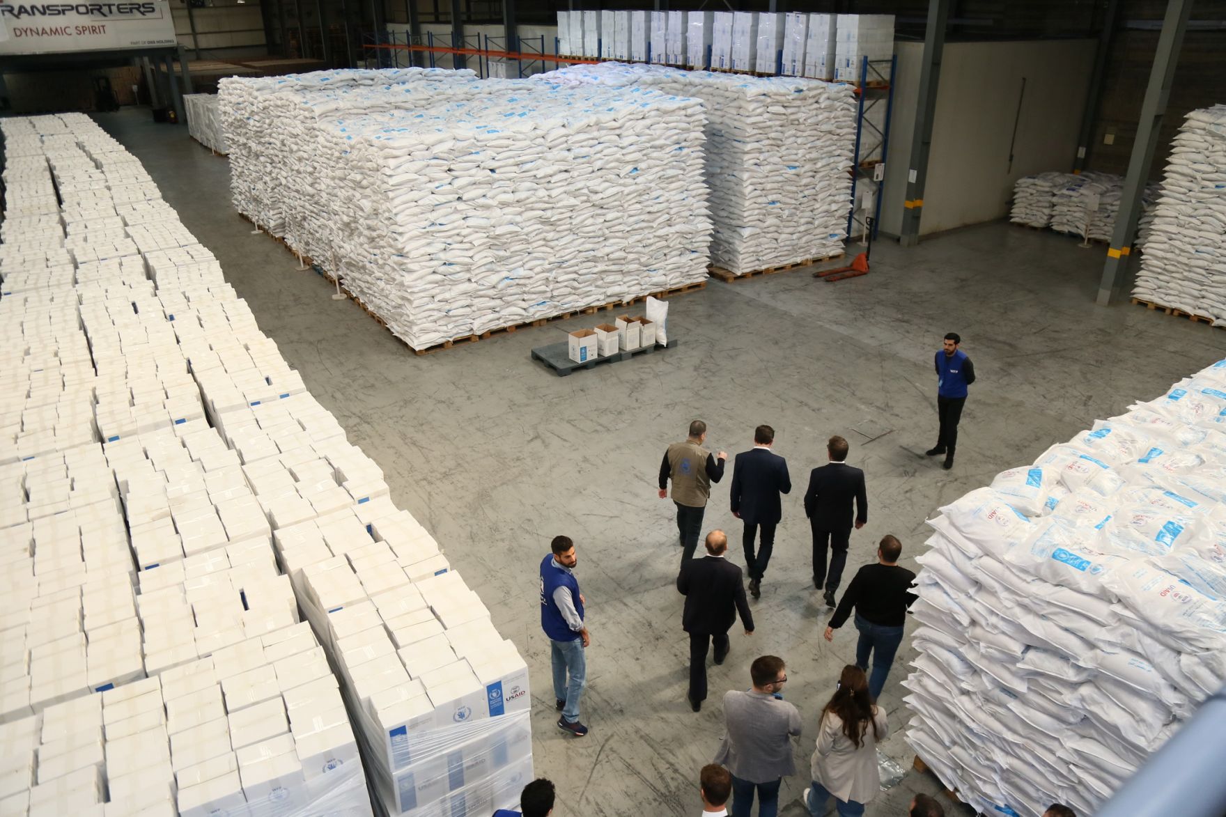 Im Rahmen seiner Reise in den Libanon besichtigte Landwirtschaftsminister Totschnig die Einrichtungen des World Food Programmes. Im Bild: Besuch im Warenhaus mit Lebensmittelpaketen.