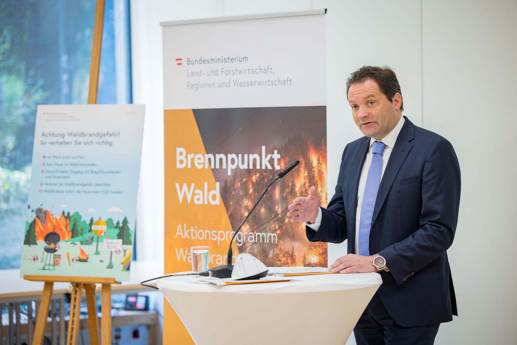 pk-waldbrand-3589.jpg Am 26. August 2022 fand die Präsentation des Aktionsprogramms Waldbrand mit Landwirtschaftsminister Norbert Totschnig und Boku-Experte Harald Vacik statt.