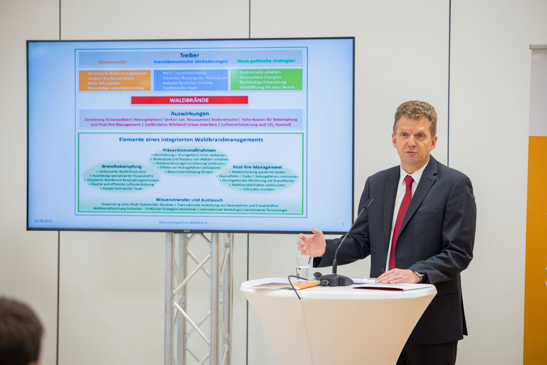 pk-waldbrand-3648.jpg Am 26. August 2022 fand die Präsentation des Aktionsprogramms Waldbrand mit Landwirtschaftsminister Norbert Totschnig und Boku-Experte Harald Vacik statt.