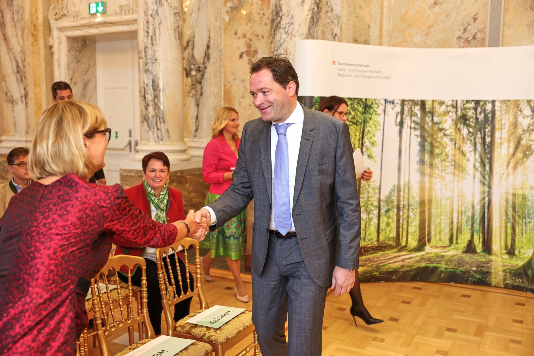 moritzscheer_2022-10-03 StaatspreisWald_MoritzScheer 103.jpg Bundesminister Nobert Totschnig zeichnete am 3. Oktober 2022 sieben Preisträgerinnen und Preisträger mit dem Österreichischen Staatspreis Wald in sechs Kategorien aus. Zudem wurde Peter Kar der Staatspreis für sein Lebenswerk verliehen.