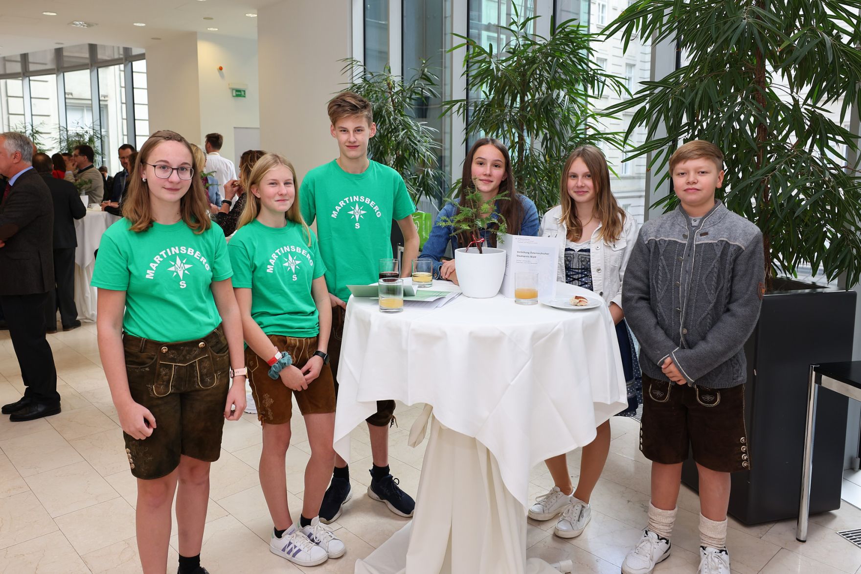Bundesminister Nobert Totschnig zeichnete am 3. Oktober 2022 sieben Preistr&auml;gerinnen und Preistr&auml;ger mit dem &Ouml;sterreichischen Staatspreis Wald in sechs Kategorien aus. Zudem wurde Peter Kar der Staatspreis f&uuml;r sein Lebenswerk verliehen.