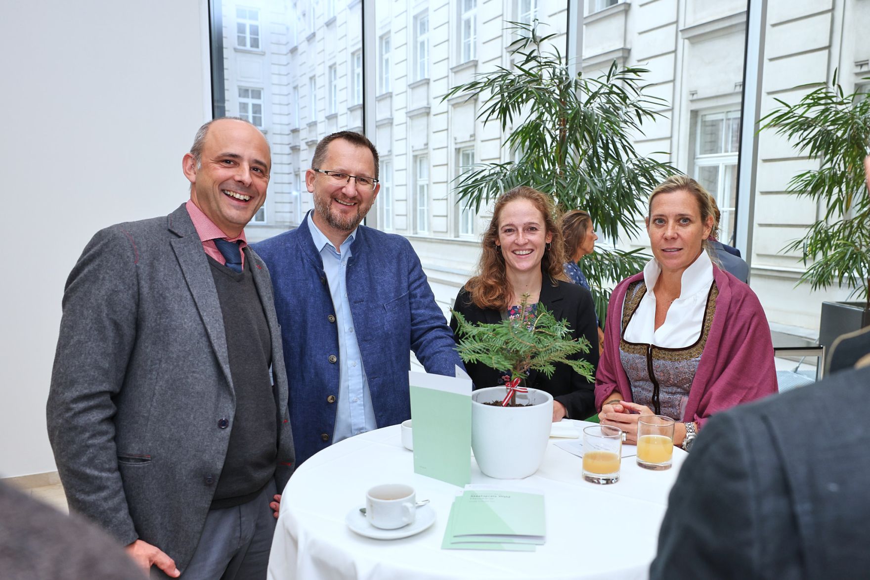 Bundesminister Nobert Totschnig zeichnete am 3. Oktober 2022 sieben Preistr&auml;gerinnen und Preistr&auml;ger mit dem &Ouml;sterreichischen Staatspreis Wald in sechs Kategorien aus. Zudem wurde Peter Kar der Staatspreis f&uuml;r sein Lebenswerk verliehen.