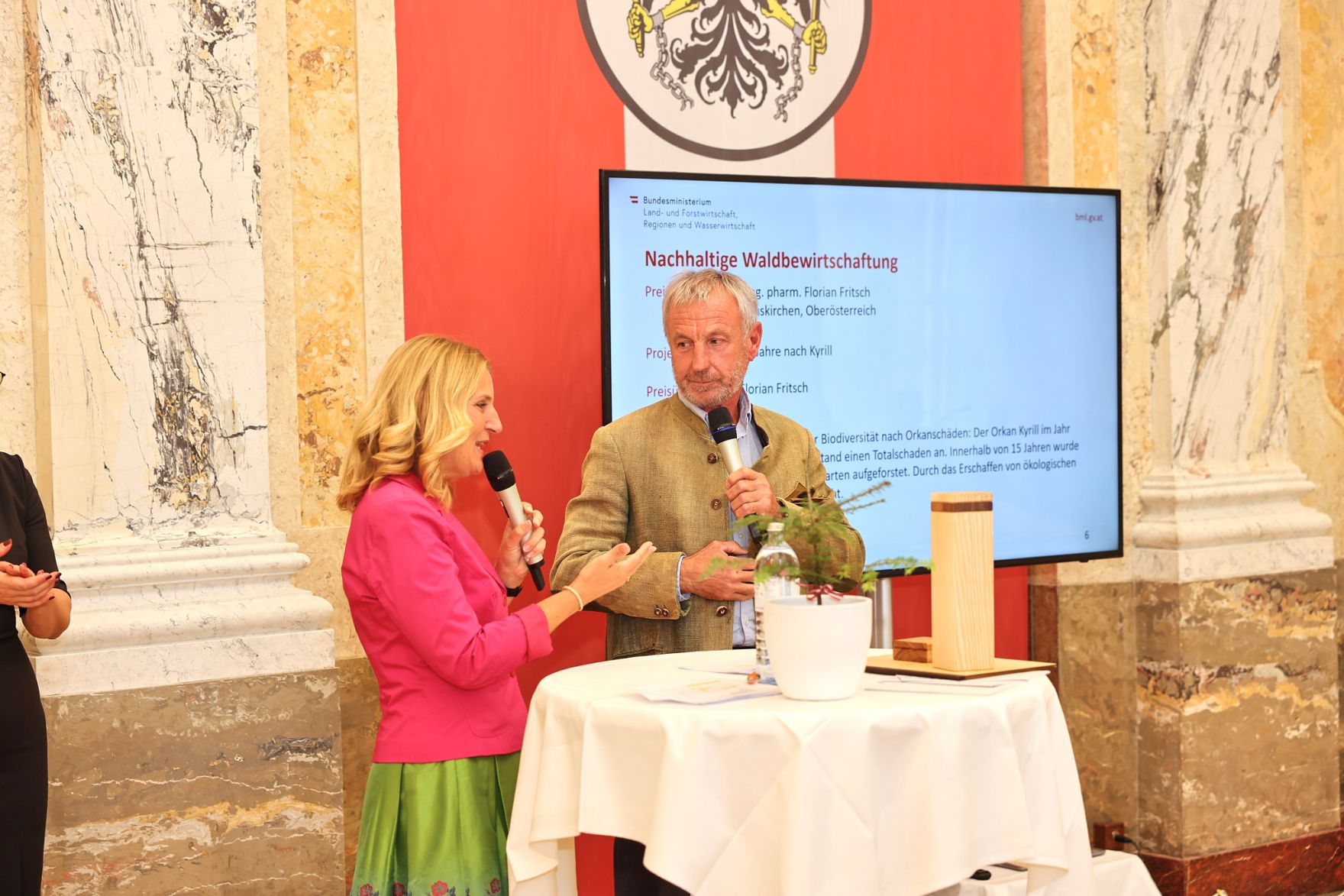 moritzscheer_2022-10-03 StaatspreisWald_MoritzScheer 161.jpg Bundesminister Nobert Totschnig zeichnete am 3. Oktober 2022 Florian Fritsch aus Gunskirchen (Oberösterreich) in der Kategorie "Nachhaltige Waldbewirtschaftung" für sein Projekt „15 Jahre nach Kyrill“ mit dem Staatspreis Wald 2022 aus.