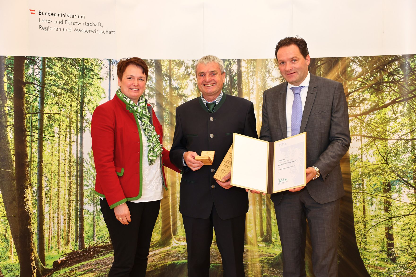 Bundesminister Nobert Totschnig zeichnete am 3. Oktober 2022 Michael Kuhrn aus Innermanzing (Nieder&ouml;sterreich) in der Kategorie &quot;Klimaangepasste Waldbewirtschaftung&quot; f&uuml;r sein Projekt &bdquo;Biodiverser klimafitter Dauerwald&ldquo; mit dem Staatspreis Wald 2022 aus.