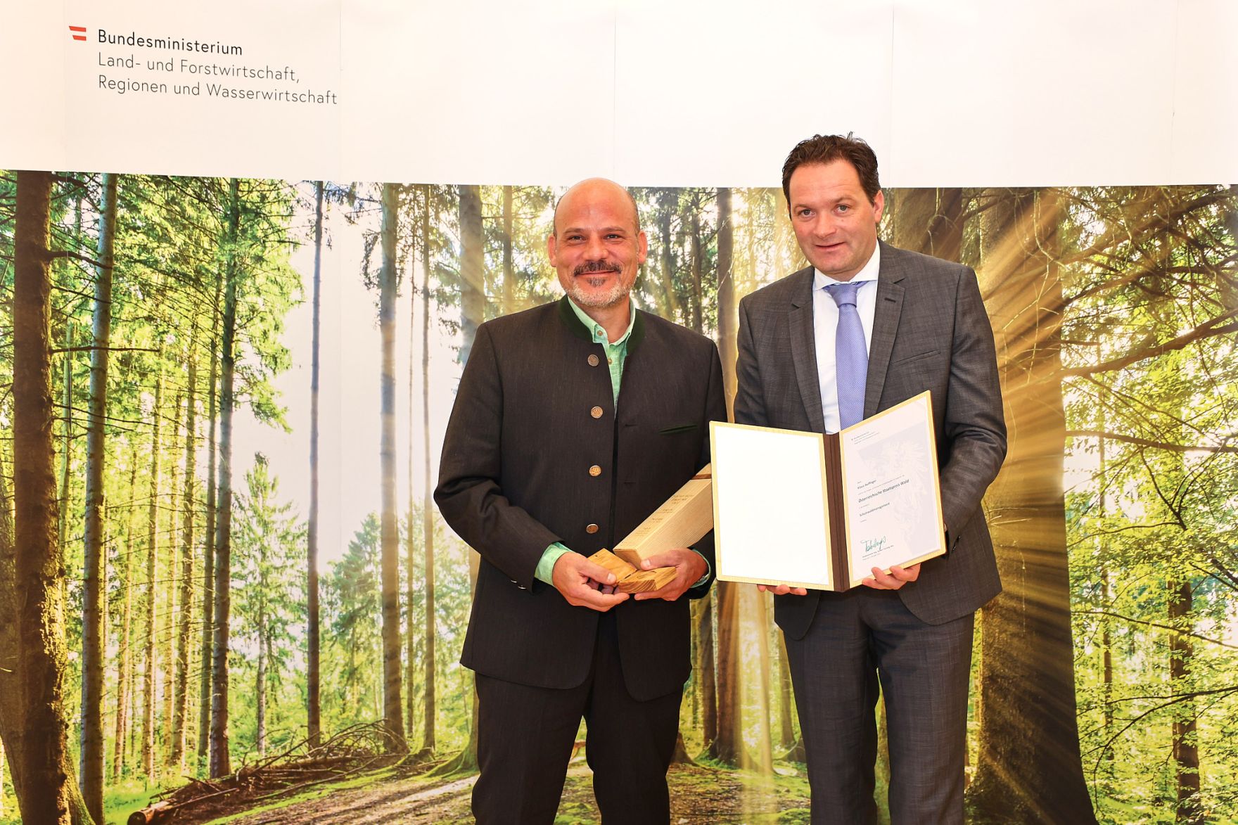 moritzscheer_2022-10-03 StaatspreisWald_MoritzScheer 182.jpg Bundesminister Nobert Totschnig zeichnete am 3. Oktober 2022 Klaus Auffinger aus Sistrans (Tirol) in der Kategorie "Schutzwaldmanagement" für sein Projekt „Erhaltung des Grauerlenwalds im Valsertal“ mit dem Staatspreis Wald 2022 aus.