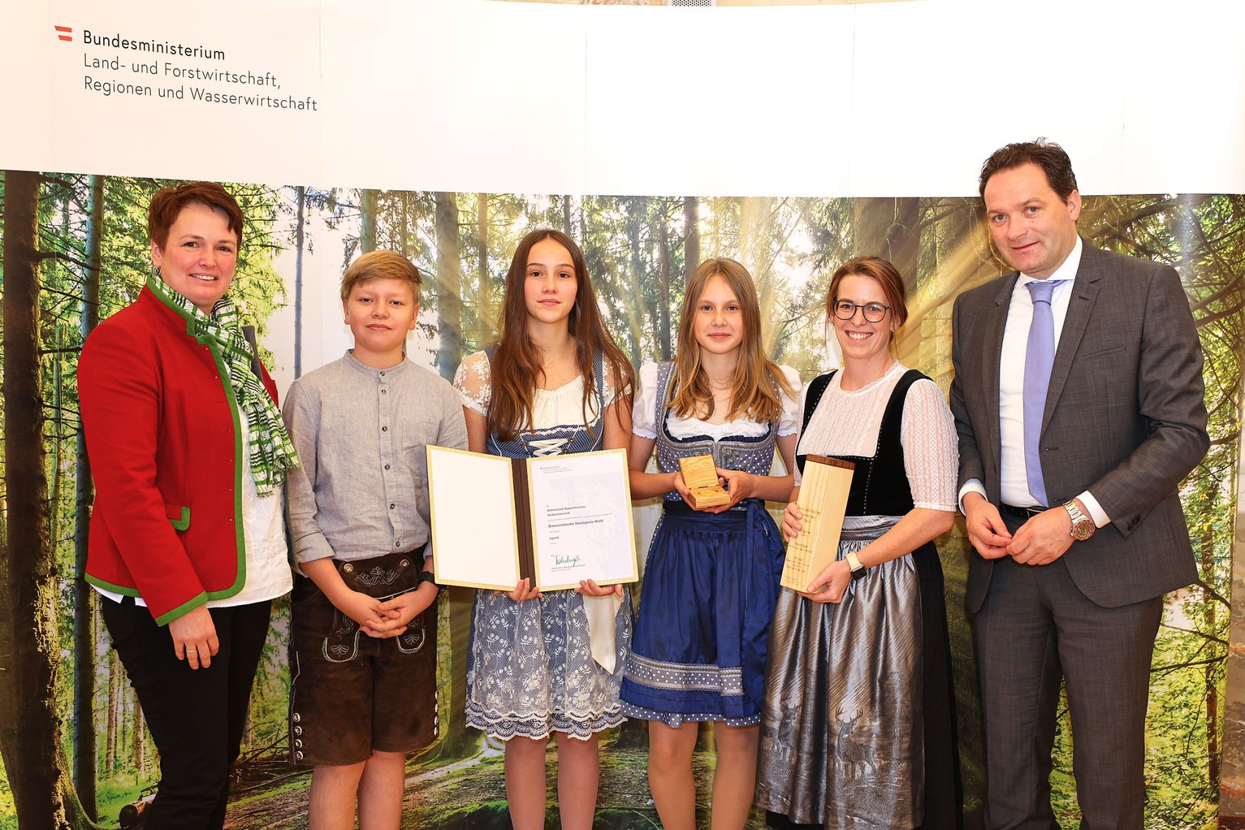 moritzscheer_2022-10-03 StaatspreisWald_MoritzScheer 221.jpg Bundesminister Nobert Totschnig zeichnete am 3. Oktober 2022 die Mittelschule Rappottenstein (Niederösterreich) in der Kategorie "Jugend" für das Projekt „Schwerpunkt Wald und Holz – Lernen im Einklang mit der Natur“ mit dem Staatspreis Wald 2022 aus.