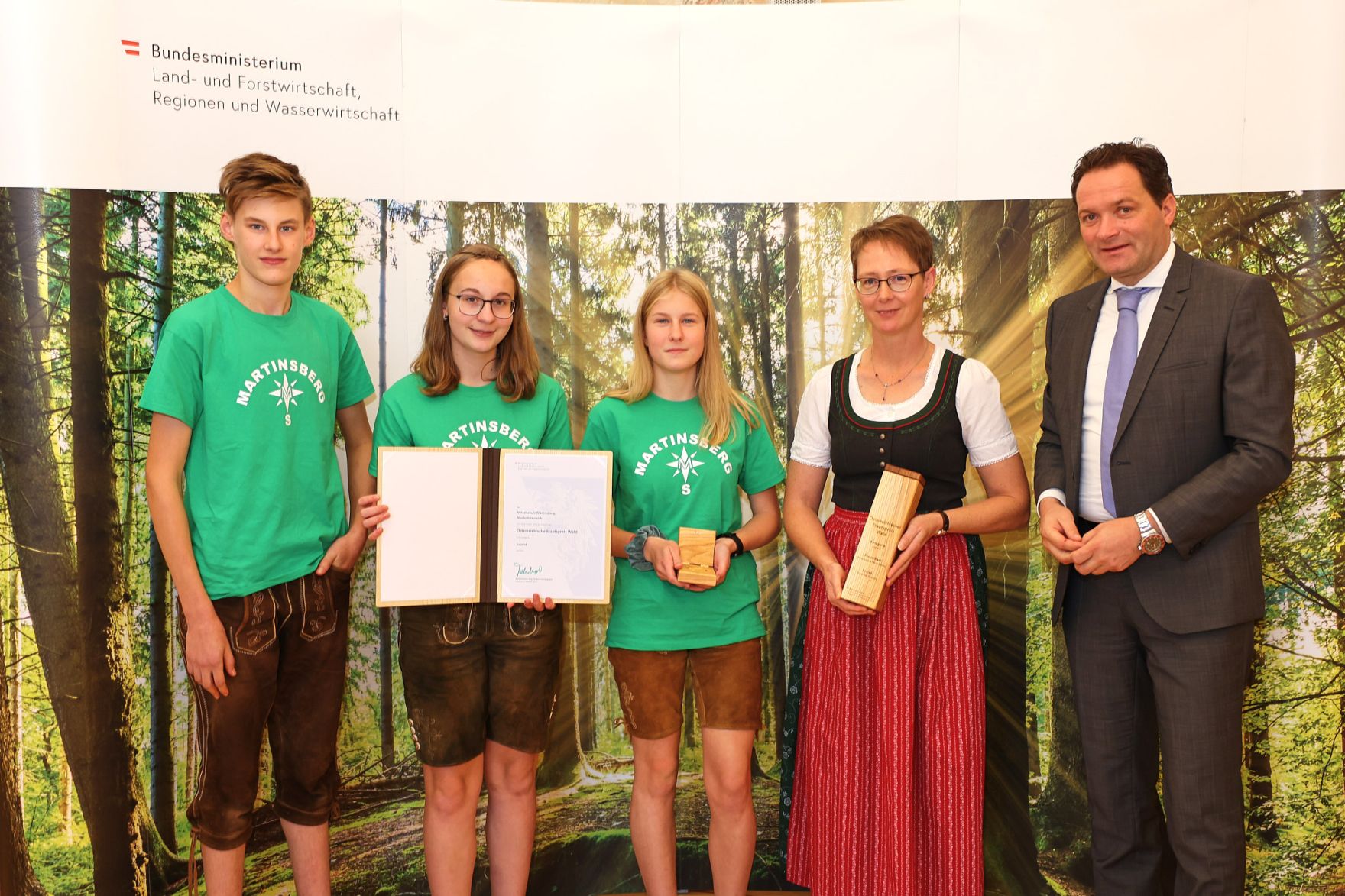 moritzscheer_2022-10-03 StaatspreisWald_MoritzScheer 243.jpg Bundesminister Nobert Totschnig zeichnete am 3. Oktober 2022 die Mittelschule Martinsberg (Niederösterreich) in der Kategorie "Jugend" für das Projekt „Wald der Zukunft“ mit dem Staatspreis Wald 2022 aus.