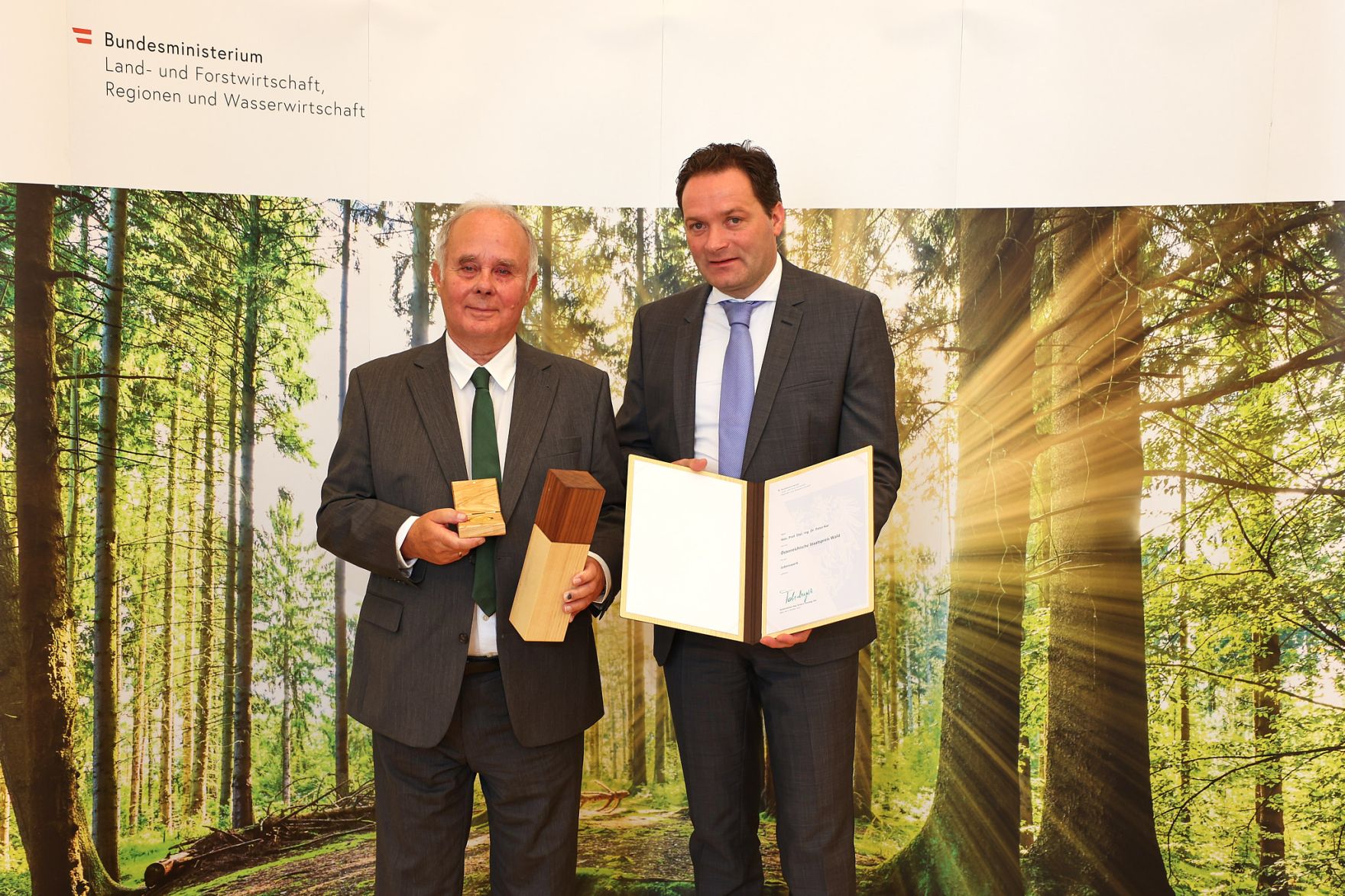 moritzscheer_2022-10-03 StaatspreisWald_MoritzScheer 260.jpg Bundesminister Nobert Totschnig zeichnete am 3. Oktober 2022 den Forstdirektor der Landwirtschaftskammer Oberösterreich in Ruhe Hon. Prof. Dipl.-Ing. Dr. Peter Kar aus Gmunden (Oberösterreich) mit dem Staatspreis für „besondere Leistungen auf dem Gebiet der nachhaltigen Waldbewirtschaftung“ aus.