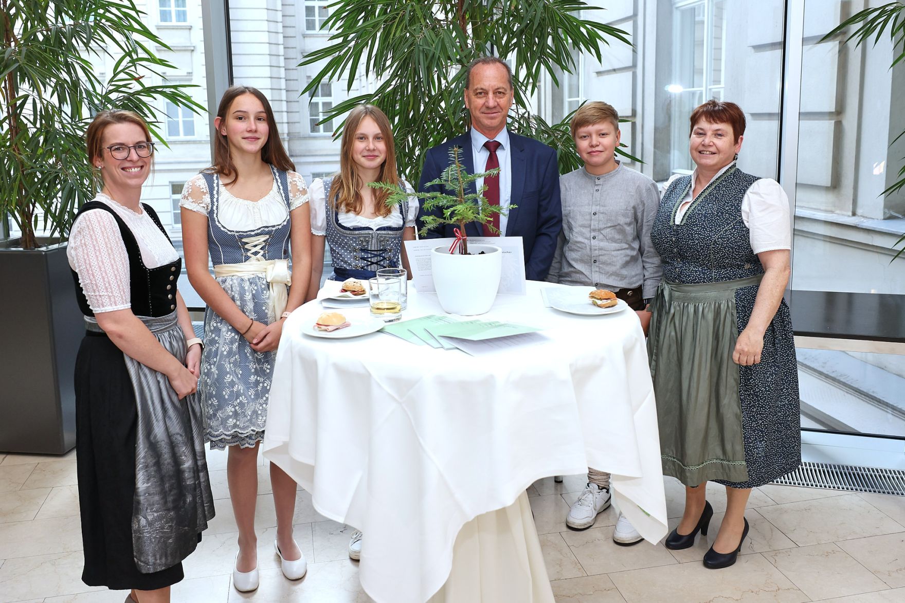 Bundesminister Nobert Totschnig zeichnete am 3. Oktober 2022 sieben Preistr&auml;gerinnen und Preistr&auml;ger mit dem &Ouml;sterreichischen Staatspreis Wald in sechs Kategorien aus. Zudem wurde Peter Kar der Staatspreis f&uuml;r sein Lebenswerk verliehen.