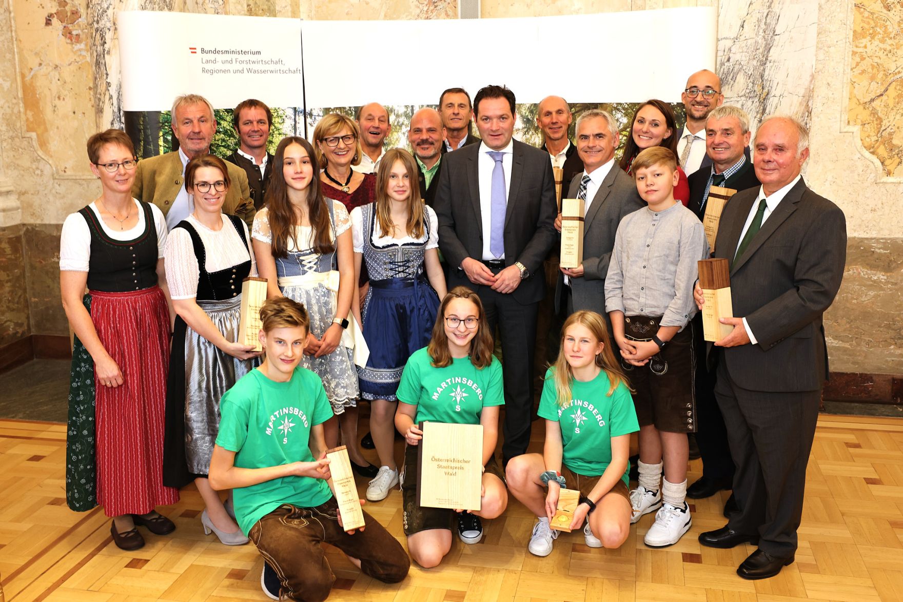moritzscheer_2022-10-03 StaatspreisWald_MoritzScheer 278.jpg Bundesminister Nobert Totschnig zeichnete am 3. Oktober 2022 sieben Preisträgerinnen und Preisträger mit dem Österreichischen Staatspreis Wald in sechs Kategorien aus. Zudem wurde Peter Kar der Staatspreis für sein Lebenswerk verliehen.