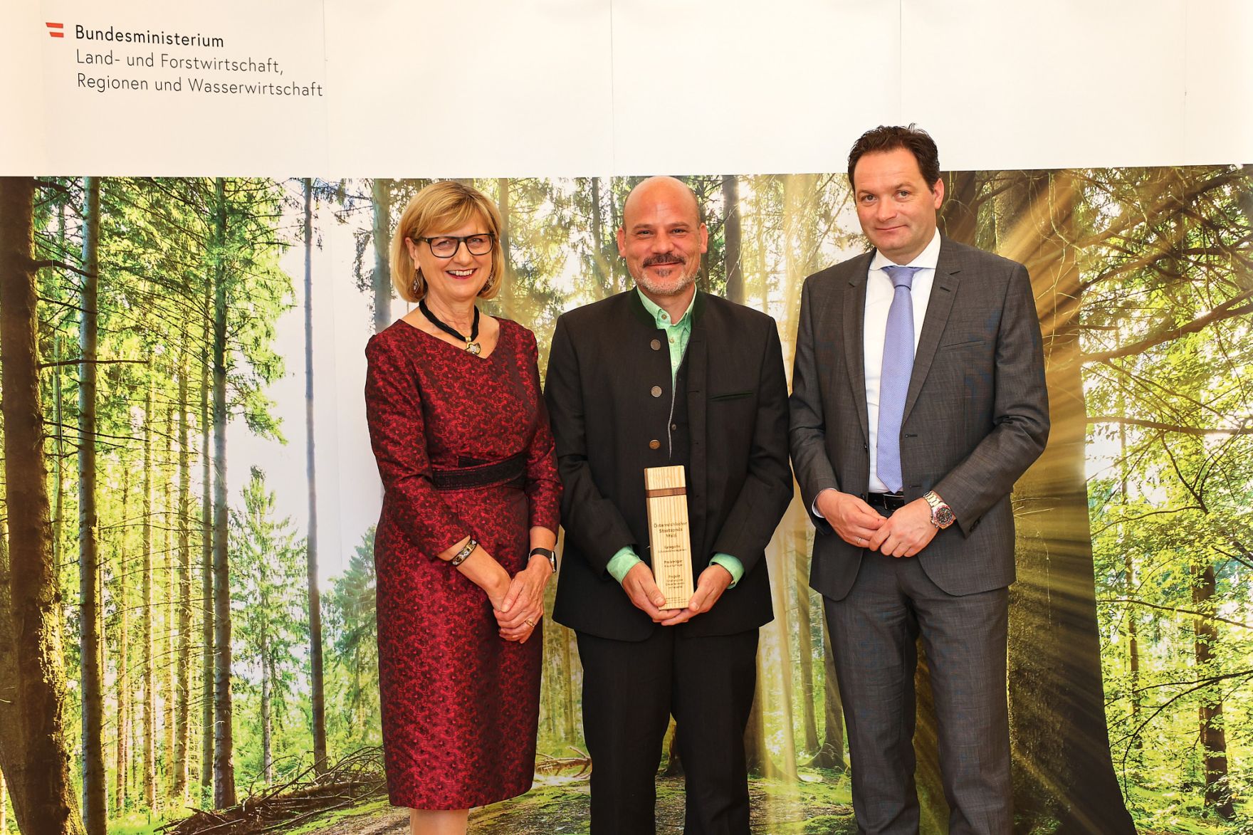 Bundesminister Nobert Totschnig zeichnete am 3. Oktober 2022 Klaus Auffinger aus Sistrans (Tirol) in der Kategorie &quot;Schutzwaldmanagement&quot; f&uuml;r sein Projekt &bdquo;Erhaltung des Grauerlenwalds im Valsertal&ldquo; mit dem Staatspreis Wald 2022 aus.