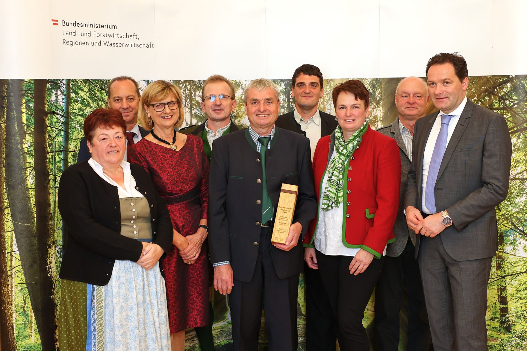 moritzscheer_2022-10-03 StaatspreisWald_MoritzScheer 305.jpg Bundesminister Nobert Totschnig zeichnete am 3. Oktober 2022 Michael Kuhrn aus Innermanzing (Niederösterreich) in der Kategorie "Klimaangepasste Waldbewirtschaftung" für sein Projekt „Biodiverser klimafitter Dauerwald“ mit dem Staatspreis Wald 2022 aus.