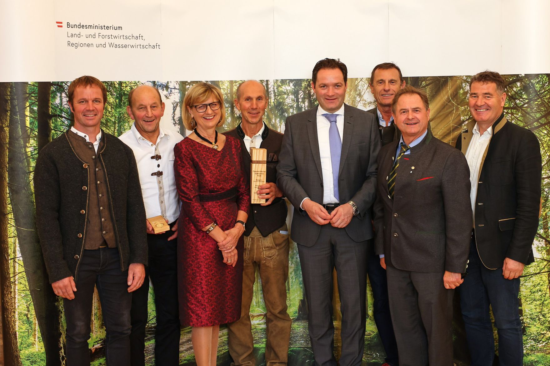 moritzscheer_2022-10-03 StaatspreisWald_MoritzScheer 314.jpg Bundesminister Nobert Totschnig zeichnete am 3. Oktober 2022 die Jagdgenossenschaft Möggers aus Vorarlberg in der Kategorie "Wald-Wild-Management" mit dem Staatspreis Wald 2022 aus. Die Jagdgenossenschaft hat Erfolge in der Waldverjüngung durch 32 Jahre Eigenbewirtschaftung der Jagd erarbeitet.