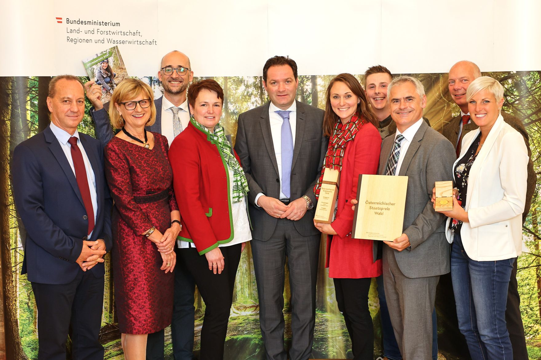 moritzscheer_2022-10-03 StaatspreisWald_MoritzScheer 317.jpg Bundesminister Nobert Totschnig zeichnete am 3. Oktober 2022 den „Verein zur Förderung der Klimaschutzfunktion der Wälder Waldsetzen.jetzt“ aus Groß-Siegharts (Niederösterreich) in der Kategorie "Innovation" mit dem Staatspreis Wald 2022 aus. Land- und forstwirtschaftsfremde Personen helfen Waldbesitzern und Waldbesitzerinnen durch das Setzen junger Bäume ihre Wälder klimafitter zu gestalten und zerstörte Waldflächen wieder aufzuforsten.