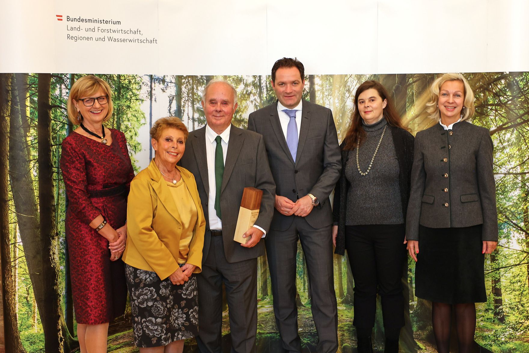 moritzscheer_2022-10-03 StaatspreisWald_MoritzScheer 350.jpg Bundesminister Nobert Totschnig zeichnete am 3. Oktober 2022 den Forstdirektor der Landwirtschaftskammer Oberösterreich in Ruhe Hon. Prof. Dipl.-Ing. Dr. Peter Kar aus Gmunden (Oberösterreich) mit dem Staatspreis für „besondere Leistungen auf dem Gebiet der nachhaltigen Waldbewirtschaftung“ aus.