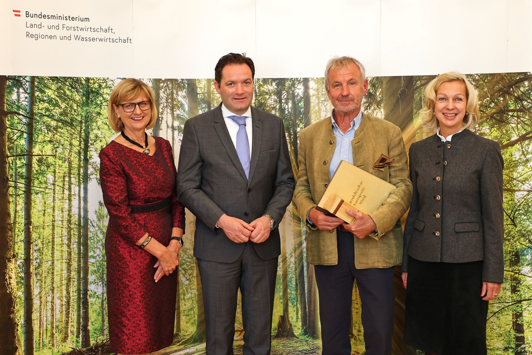 moritzscheer_2022-10-03 StaatspreisWald_MoritzScheer 355.jpg Bundesminister Nobert Totschnig zeichnete am 3. Oktober 2022 Florian Fritsch aus Gunskirchen (Oberösterreich) in der Kategorie "Nachhaltige Waldbewirtschaftung" für sein Projekt „15 Jahre nach Kyrill“ mit dem Staatspreis Wald 2022 aus.