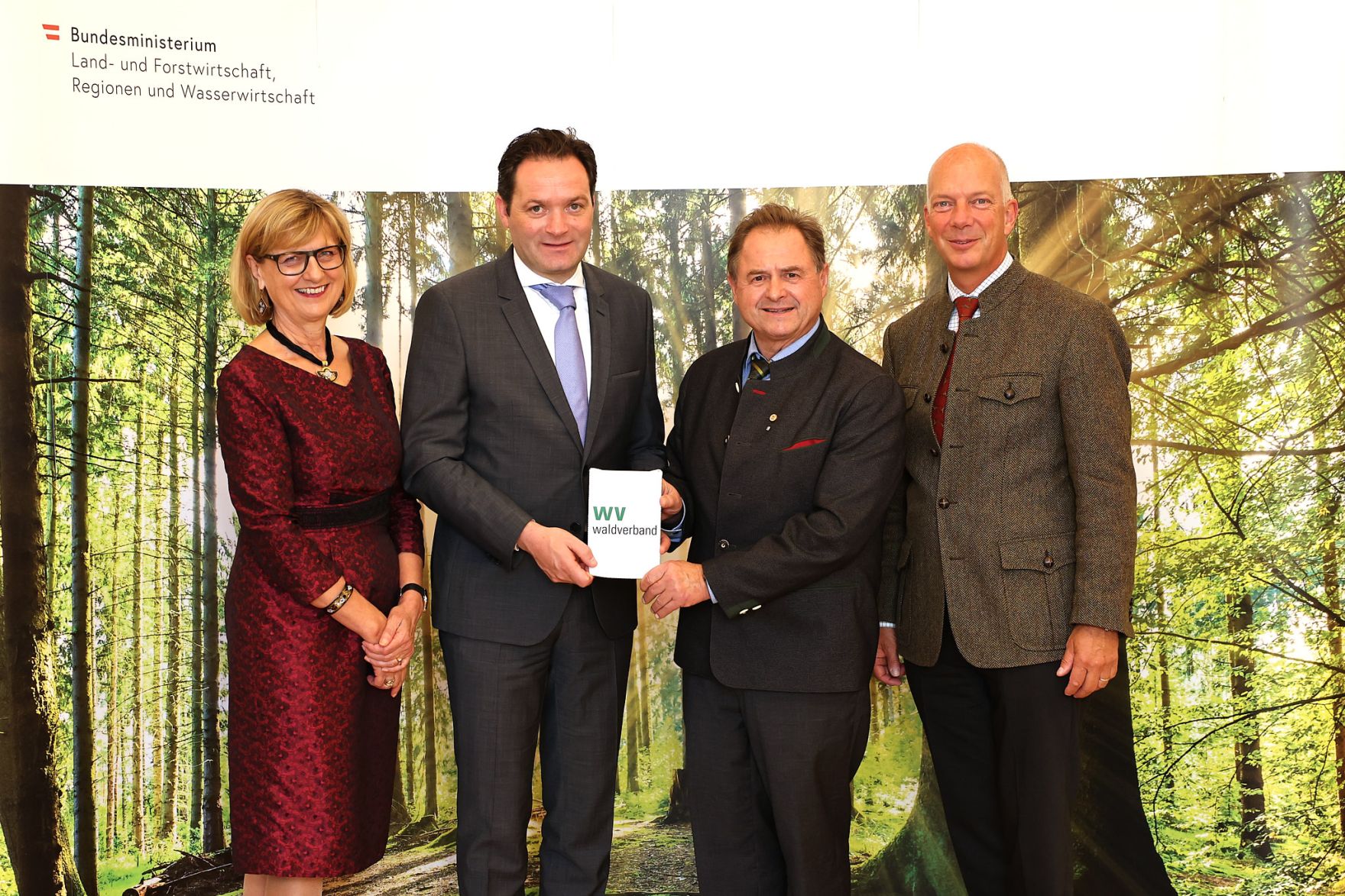 Bundesminister Nobert Totschnig zeichnete am 3. Oktober 2022 sieben Preistr&auml;gerinnen und Preistr&auml;ger mit dem &Ouml;sterreichischen Staatspreis Wald in sechs Kategorien aus. Zudem wurde Peter Kar der Staatspreis f&uuml;r sein Lebenswerk verliehen.