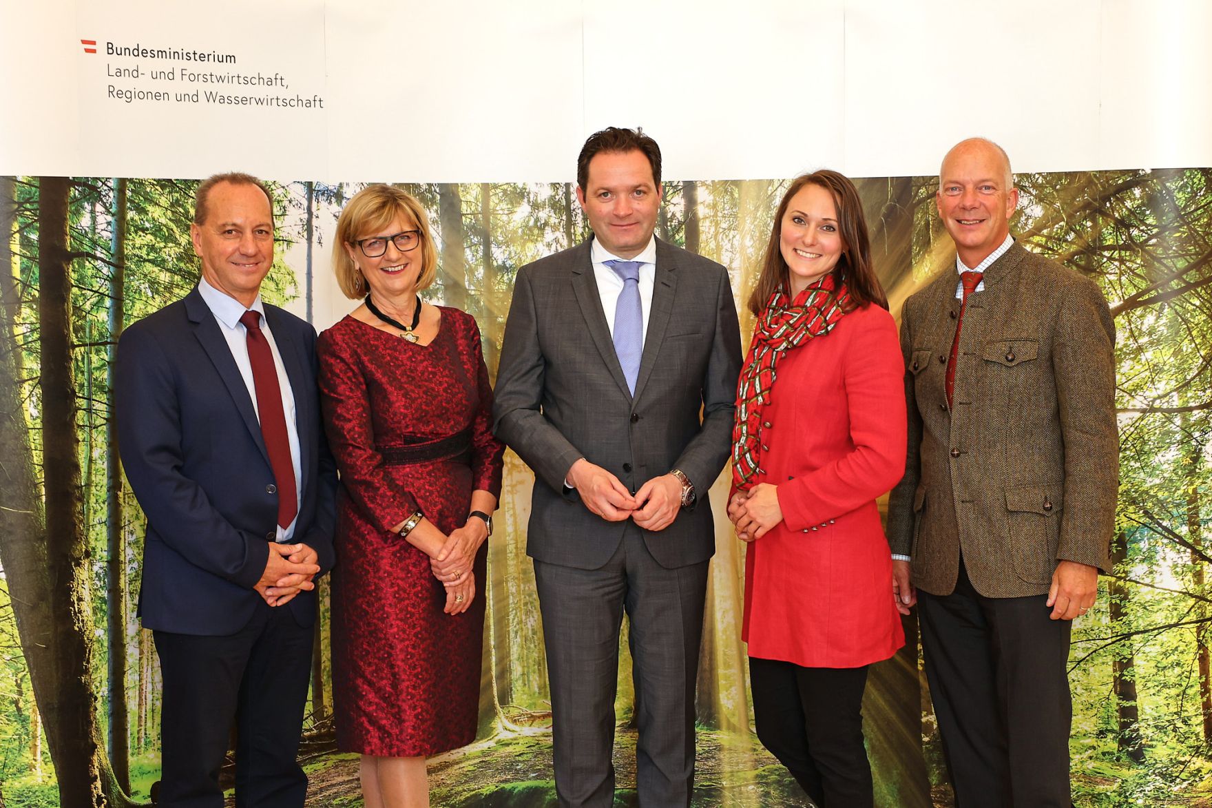 moritzscheer_2022-10-03 StaatspreisWald_MoritzScheer 374.jpg Bundesminister Nobert Totschnig zeichnete am 3. Oktober 2022 den „Verein zur Förderung der Klimaschutzfunktion der Wälder Waldsetzen.jetzt“ aus Groß-Siegharts (Niederösterreich) in der Kategorie "Innovation" mit dem Staatspreis Wald 2022 aus. Land- und forstwirtschaftsfremde Personen helfen Waldbesitzern und Waldbesitzerinnen durch das Setzen junger Bäume ihre Wälder klimafitter zu gestalten und zerstörte Waldflächen wieder aufzuforsten.