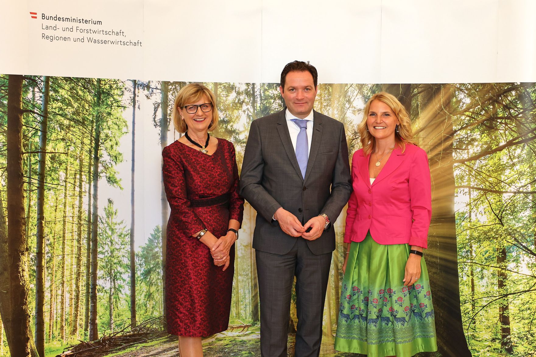 moritzscheer_2022-10-03 StaatspreisWald_MoritzScheer 379.jpg Bundesminister Nobert Totschnig zeichnete am 3. Oktober 2022 sieben Preisträgerinnen und Preisträger mit dem Österreichischen Staatspreis Wald in sechs Kategorien aus. Zudem wurde Peter Kar der Staatspreis für sein Lebenswerk verliehen.