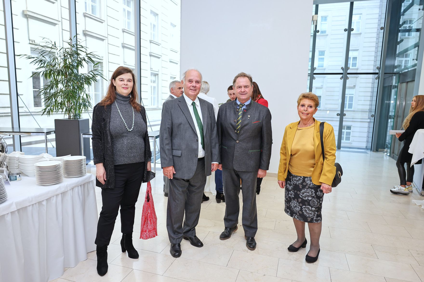 Bundesminister Nobert Totschnig zeichnete am 3. Oktober 2022 sieben Preistr&auml;gerinnen und Preistr&auml;ger mit dem &Ouml;sterreichischen Staatspreis Wald in sechs Kategorien aus. Zudem wurde Peter Kar der Staatspreis f&uuml;r sein Lebenswerk verliehen.