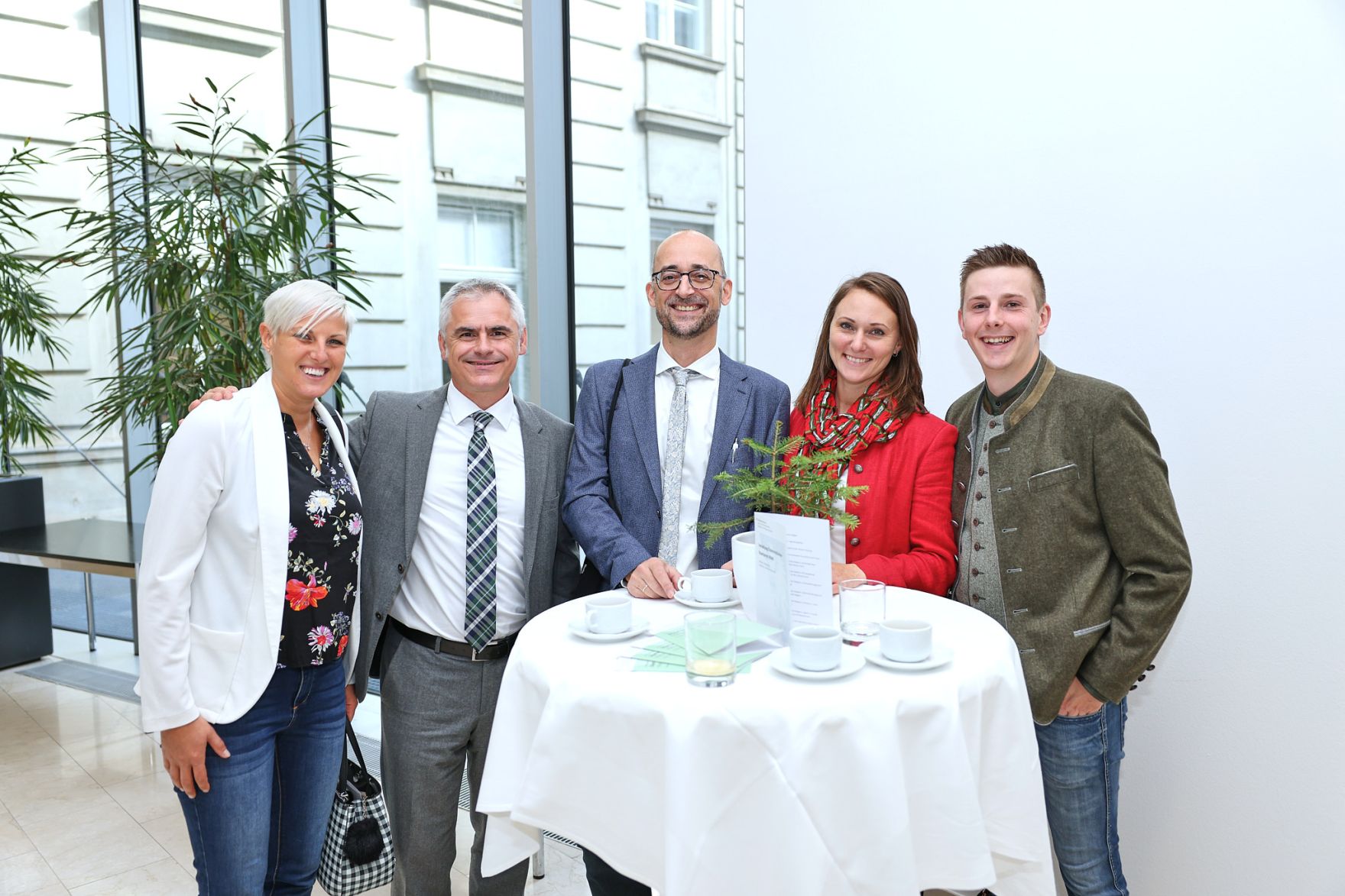 Bundesminister Nobert Totschnig zeichnete am 3. Oktober 2022 sieben Preistr&auml;gerinnen und Preistr&auml;ger mit dem &Ouml;sterreichischen Staatspreis Wald in sechs Kategorien aus. Zudem wurde Peter Kar der Staatspreis f&uuml;r sein Lebenswerk verliehen.
