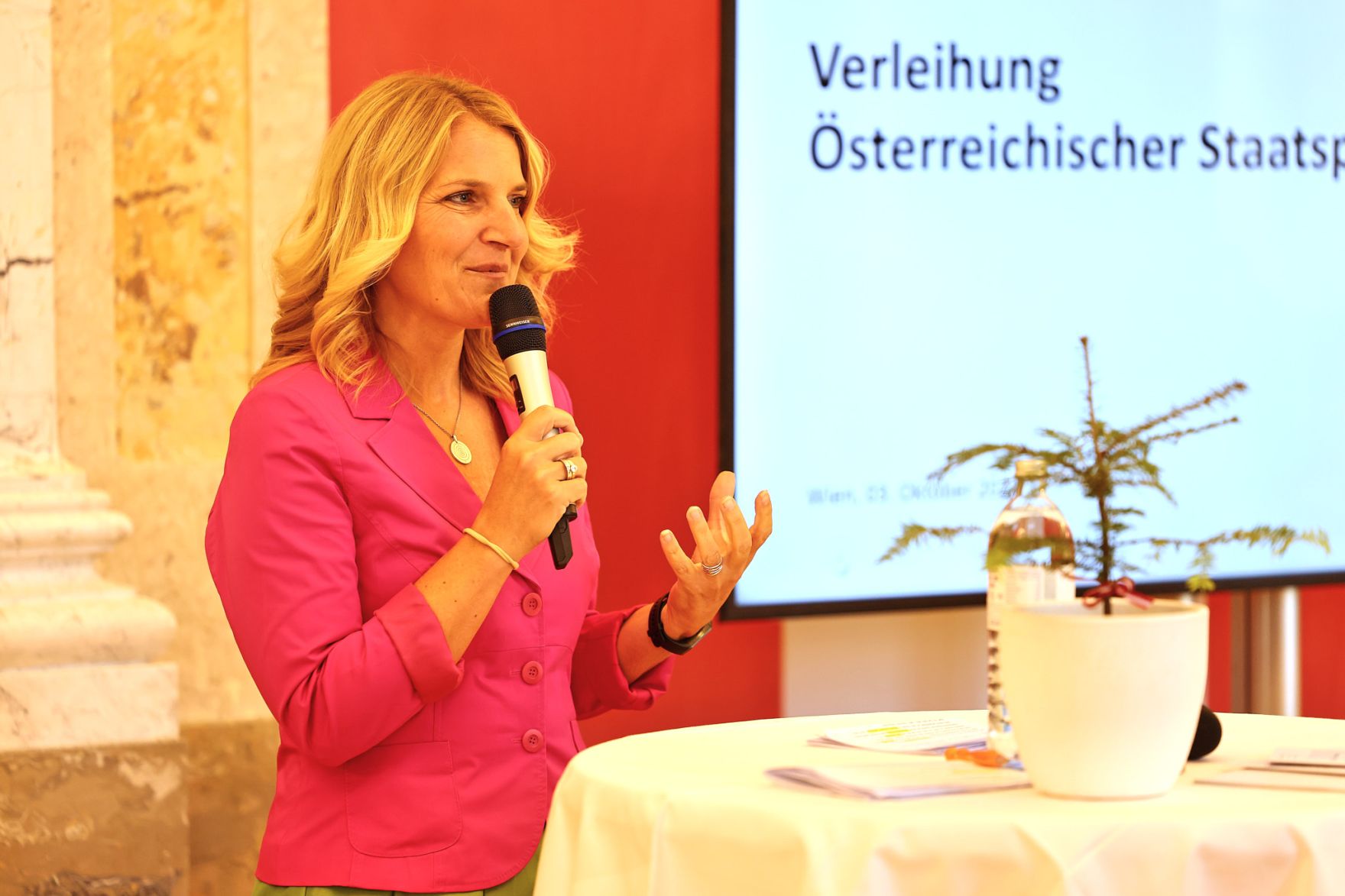 moritzscheer_2022-10-03 StaatspreisWald_MoritzScheer 446.jpg Bundesminister Nobert Totschnig zeichnete am 3. Oktober 2022 sieben Preisträgerinnen und Preisträger mit dem Österreichischen Staatspreis Wald in sechs Kategorien aus. Zudem wurde Peter Kar der Staatspreis für sein Lebenswerk verliehen.