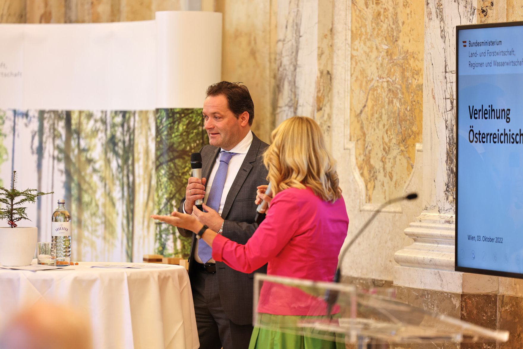 Bundesminister Nobert Totschnig zeichnete am 3. Oktober 2022 sieben Preistr&auml;gerinnen und Preistr&auml;ger mit dem &Ouml;sterreichischen Staatspreis Wald in sechs Kategorien aus. Zudem wurde Peter Kar der Staatspreis f&uuml;r sein Lebenswerk verliehen.