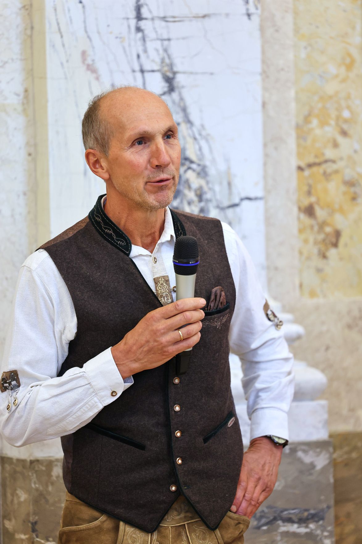 Bundesminister Nobert Totschnig zeichnete am 3. Oktober 2022 sieben Preistr&auml;gerinnen und Preistr&auml;ger mit dem &Ouml;sterreichischen Staatspreis Wald in sechs Kategorien aus. Zudem wurde Peter Kar der Staatspreis f&uuml;r sein Lebenswerk verliehen.