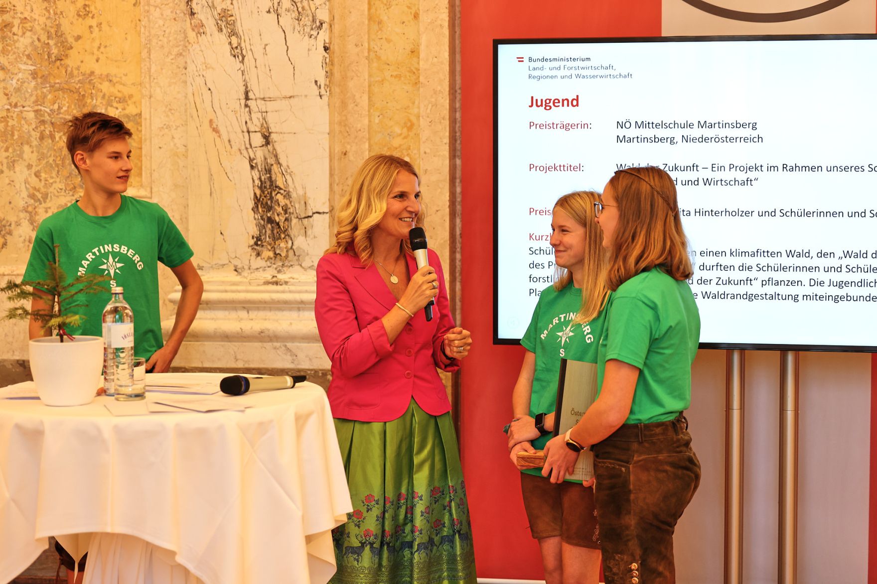 Bundesminister Nobert Totschnig zeichnete am 3. Oktober 2022 sieben Preistr&auml;gerinnen und Preistr&auml;ger mit dem &Ouml;sterreichischen Staatspreis Wald in sechs Kategorien aus. Zudem wurde Peter Kar der Staatspreis f&uuml;r sein Lebenswerk verliehen.