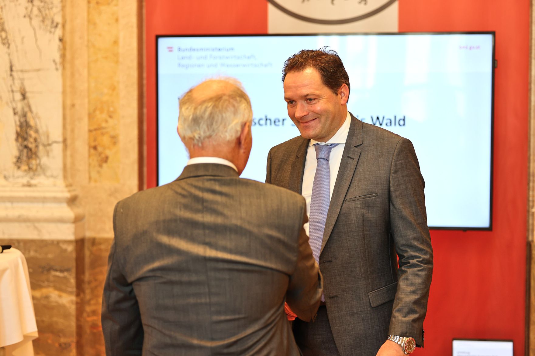 Bundesminister Nobert Totschnig zeichnete am 3. Oktober 2022 sieben Preistr&auml;gerinnen und Preistr&auml;ger mit dem &Ouml;sterreichischen Staatspreis Wald in sechs Kategorien aus. Zudem wurde Peter Kar der Staatspreis f&uuml;r sein Lebenswerk verliehen.