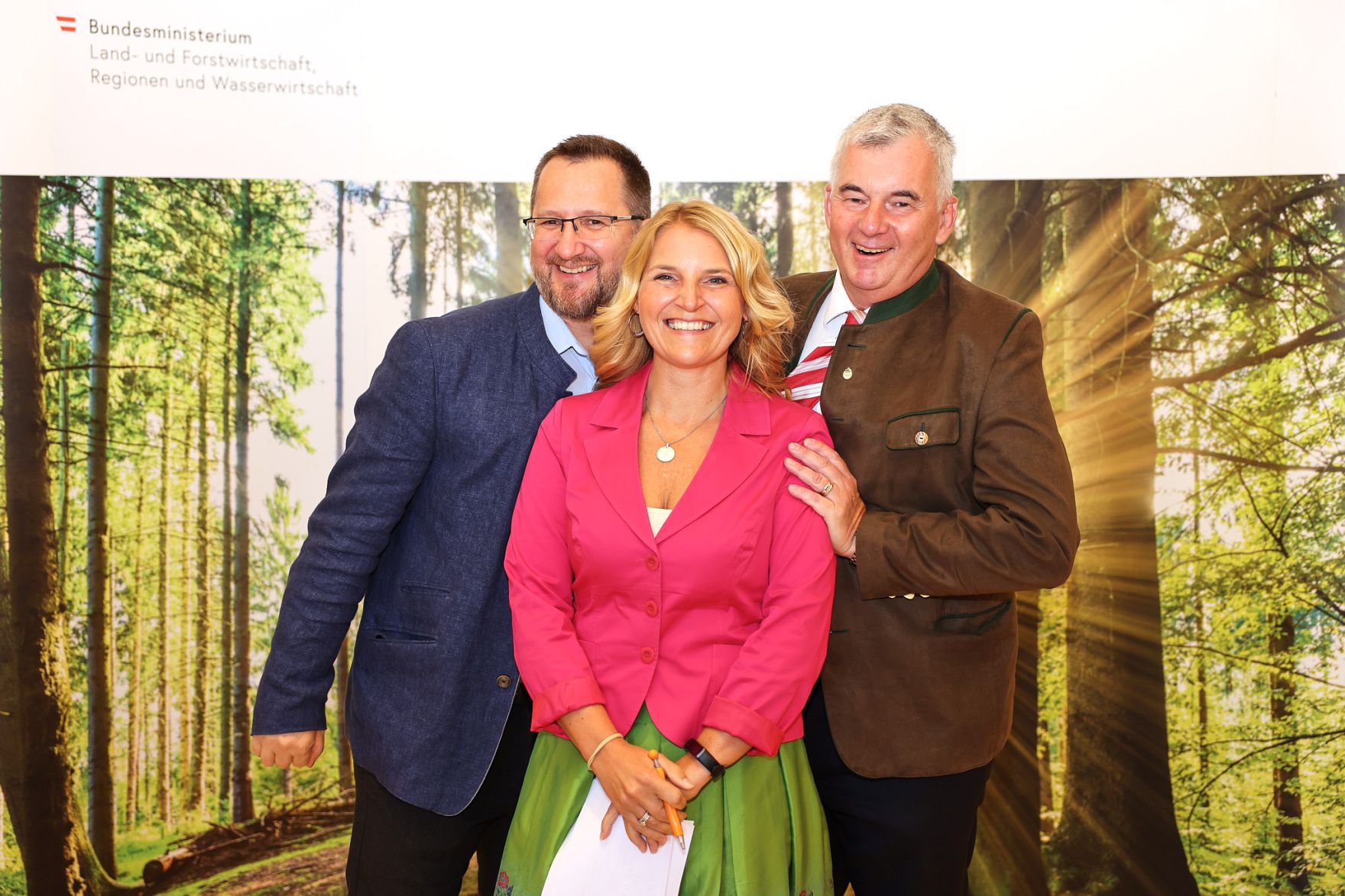 Bundesminister Nobert Totschnig zeichnete am 3. Oktober 2022 sieben Preistr&auml;gerinnen und Preistr&auml;ger mit dem &Ouml;sterreichischen Staatspreis Wald in sechs Kategorien aus. Zudem wurde Peter Kar der Staatspreis f&uuml;r sein Lebenswerk verliehen.