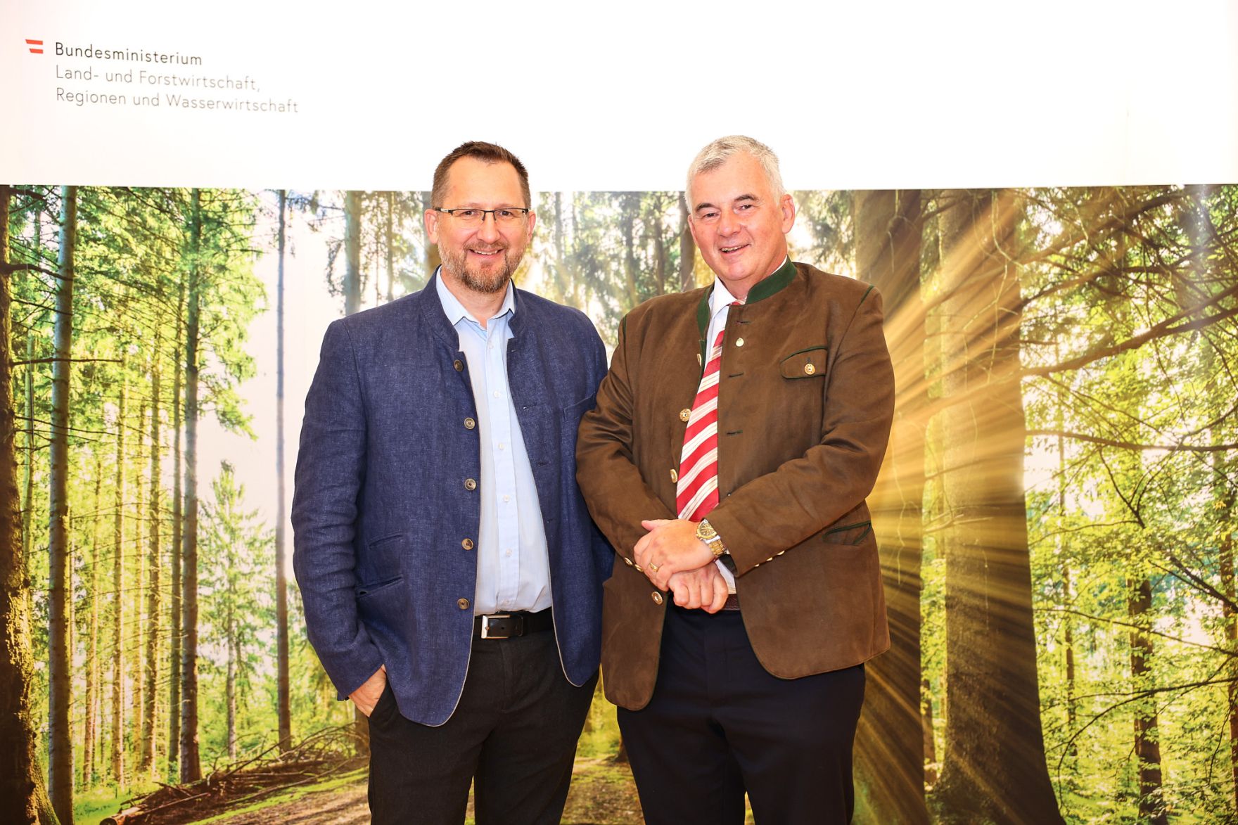 Bundesminister Nobert Totschnig zeichnete am 3. Oktober 2022 sieben Preistr&auml;gerinnen und Preistr&auml;ger mit dem &Ouml;sterreichischen Staatspreis Wald in sechs Kategorien aus. Zudem wurde Peter Kar der Staatspreis f&uuml;r sein Lebenswerk verliehen.