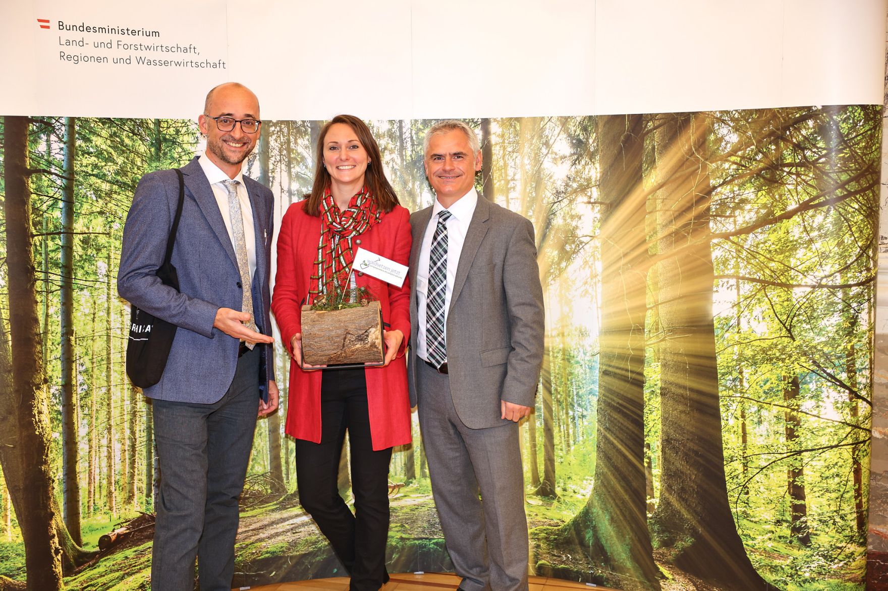 Bundesminister Nobert Totschnig zeichnete am 3. Oktober 2022 sieben Preistr&auml;gerinnen und Preistr&auml;ger mit dem &Ouml;sterreichischen Staatspreis Wald in sechs Kategorien aus. Zudem wurde Peter Kar der Staatspreis f&uuml;r sein Lebenswerk verliehen.
