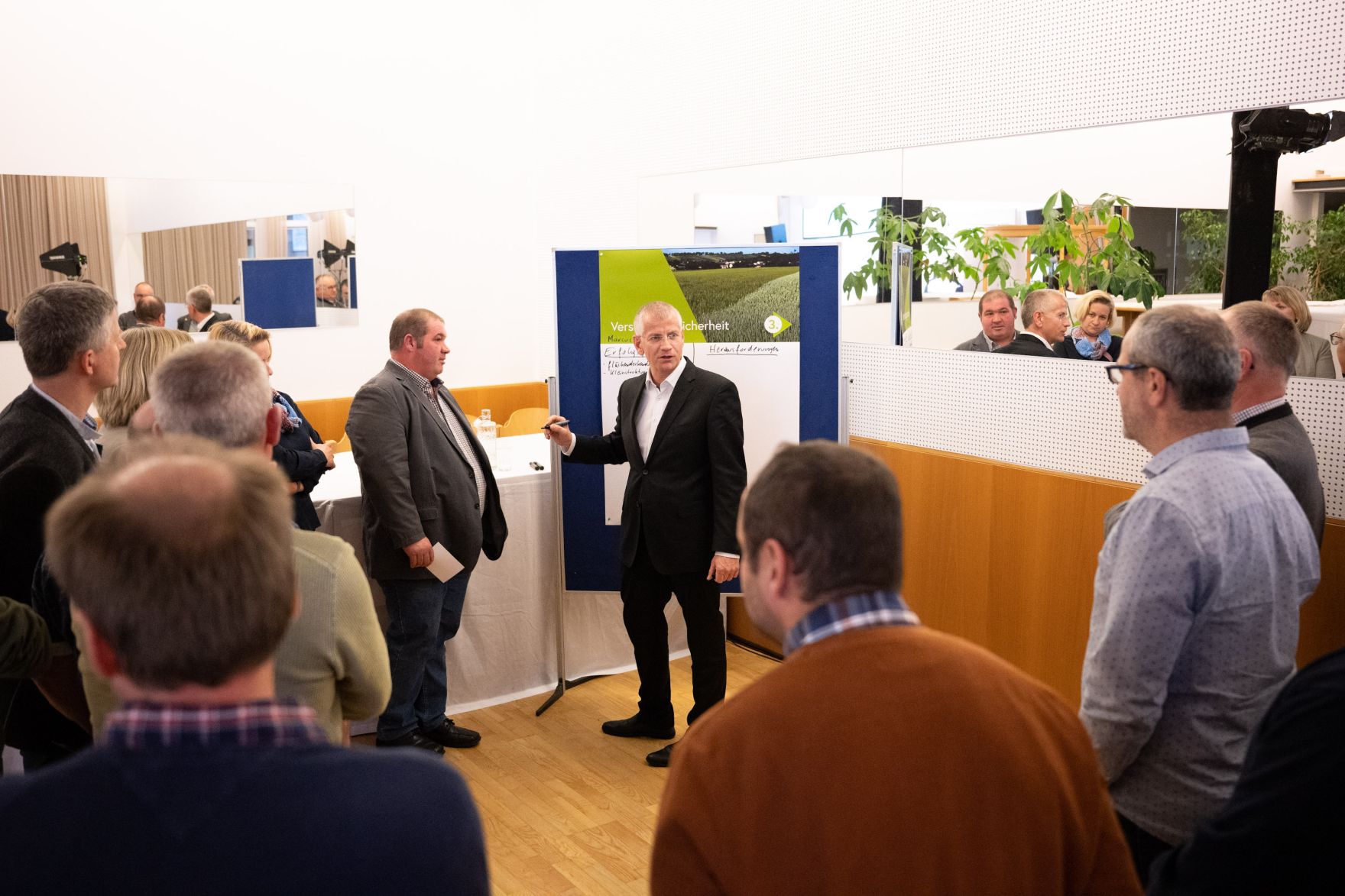 PGP_2625.jpg Im Burgenland diskutierte Bundesminister Norbert Totschnig mit Expertinnen und Experten über die Inhalte der neuen GAP sowie die Sicherstellung der Versorgungssicherheit.
