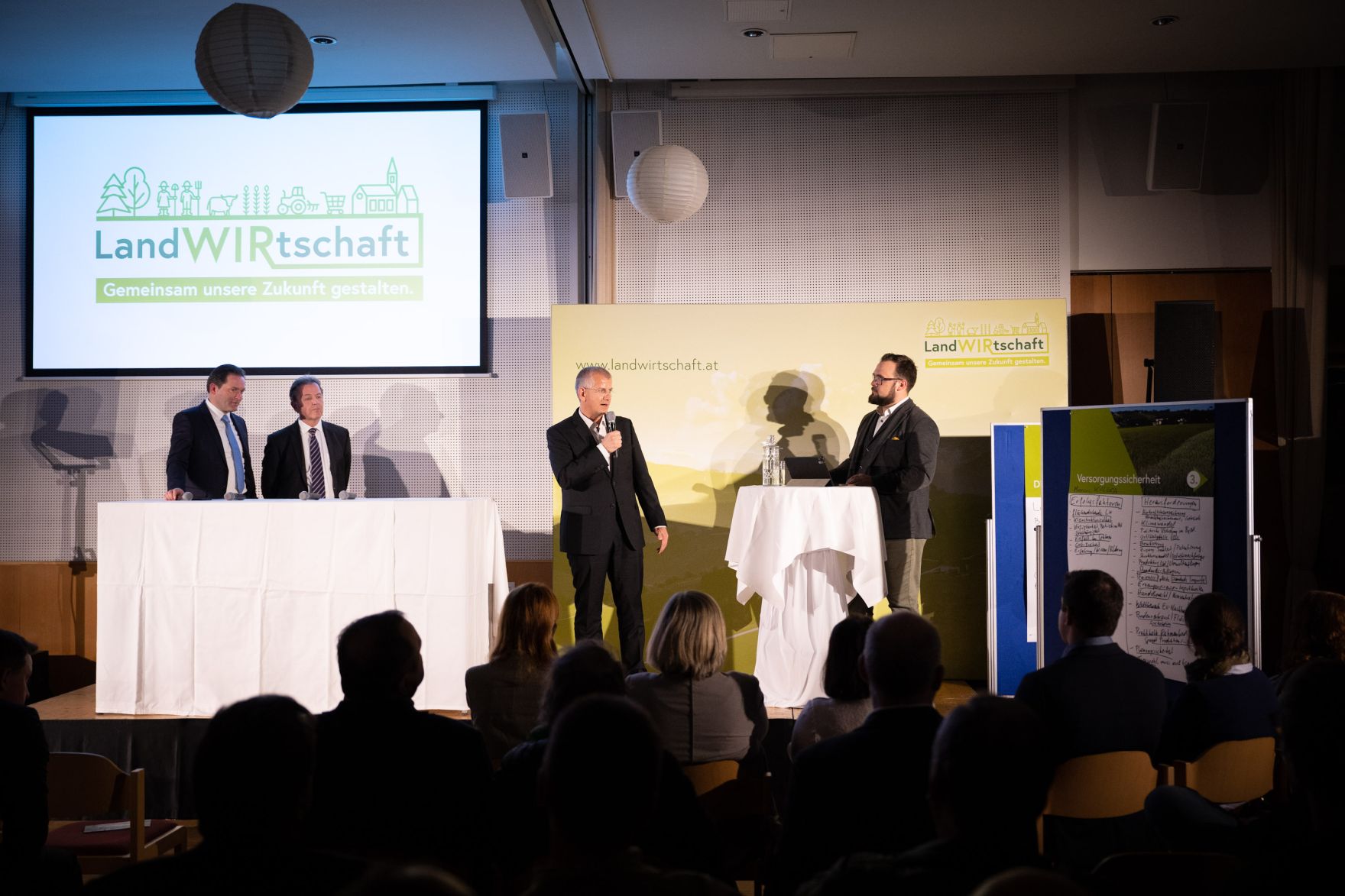 PGP_2721.jpg Im Burgenland diskutierte Bundesminister Norbert Totschnig mit Expertinnen und Experten über die Inhalte der neuen GAP sowie die Sicherstellung der Versorgungssicherheit.