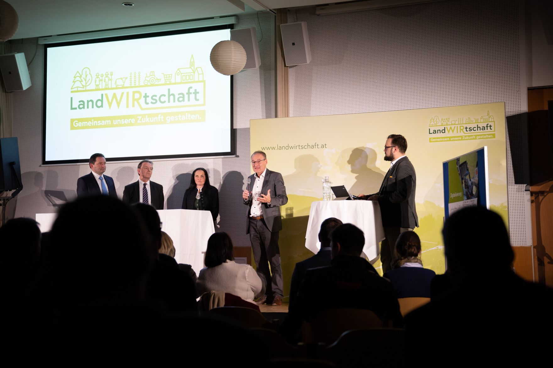 PGP_2771.jpg Im Burgenland diskutierte Bundesminister Norbert Totschnig mit Expertinnen und Experten über die Inhalte der neuen GAP sowie die Sicherstellung der Versorgungssicherheit.