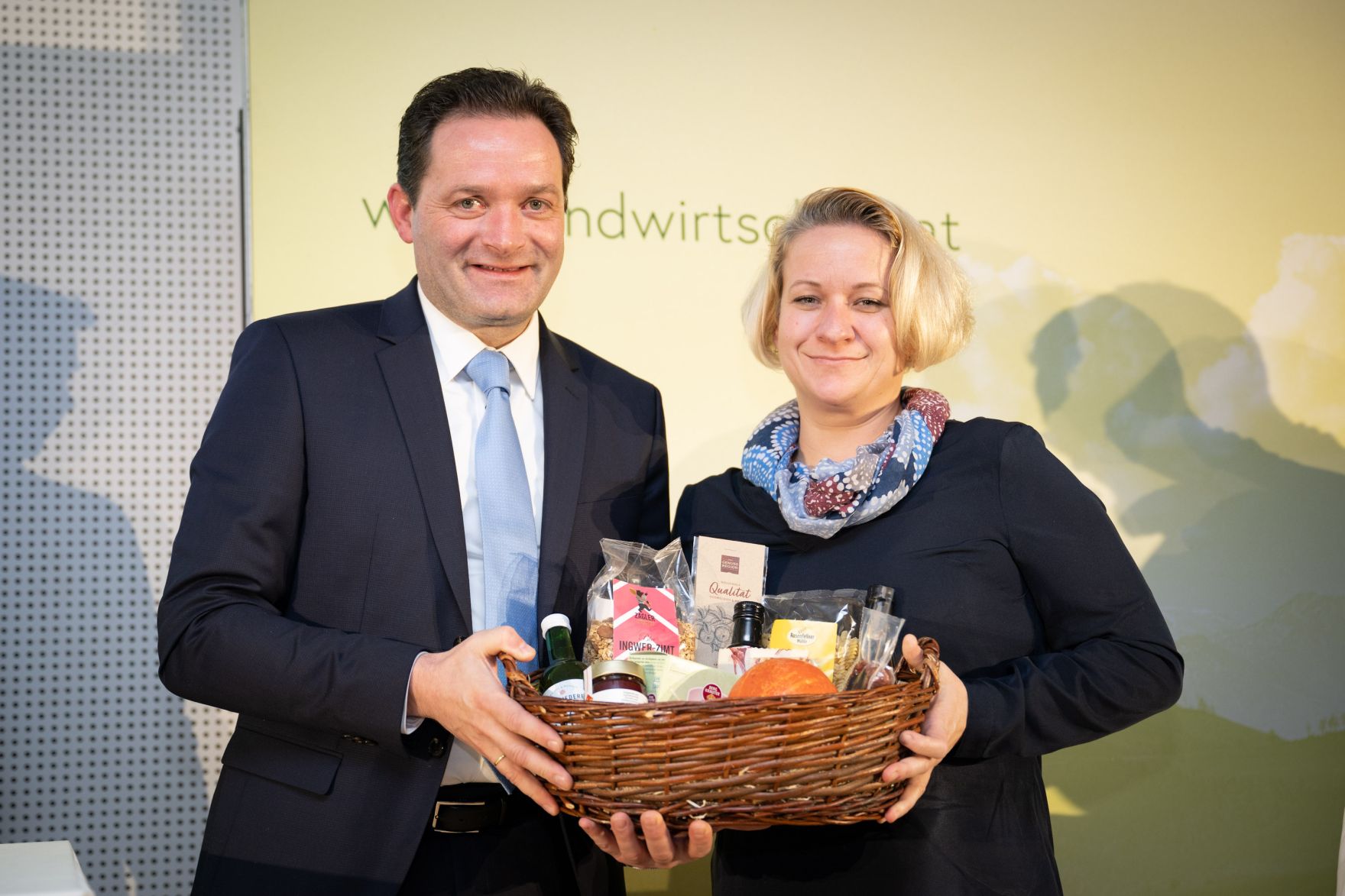 PGP_2792.jpg Im Burgenland diskutierte Bundesminister Norbert Totschnig mit Expertinnen und Experten über die Inhalte der neuen GAP sowie die Sicherstellung der Versorgungssicherheit.
