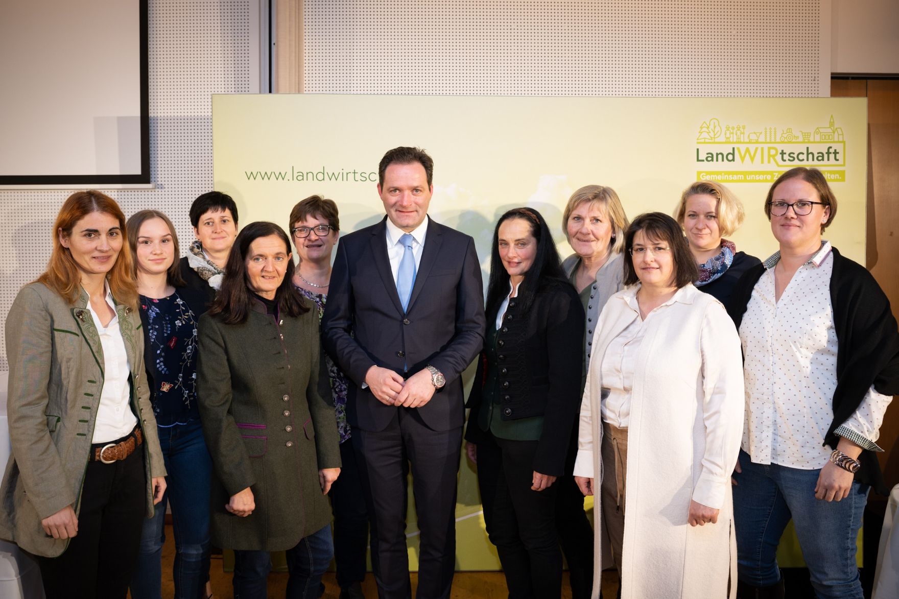 PGP_2802.jpg Im Burgenland diskutierte Bundesminister Norbert Totschnig mit Expertinnen und Experten über die Inhalte der neuen GAP sowie die Sicherstellung der Versorgungssicherheit.
