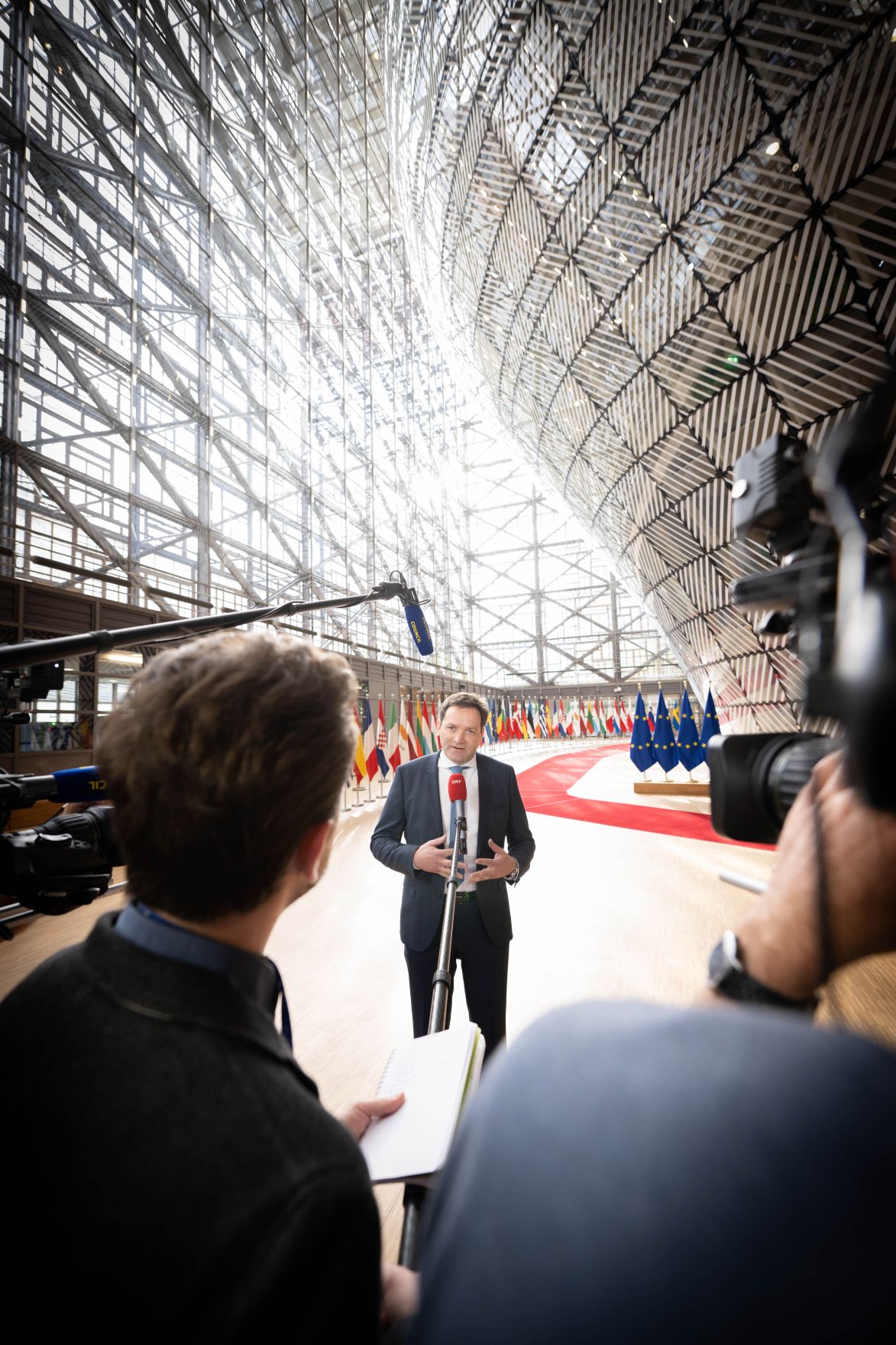 PGP_4205b.jpg Im Rahmen seiner Teilnahme am EU-Agrarrat tauschte sich Bundesminister Norbert Totschnig mit Amtskolleginnen und Amtskollegen sowie dem EU-Landwirtschaftskommissar u. a. über die aktuelle Lage der Agrarmärkte aus.