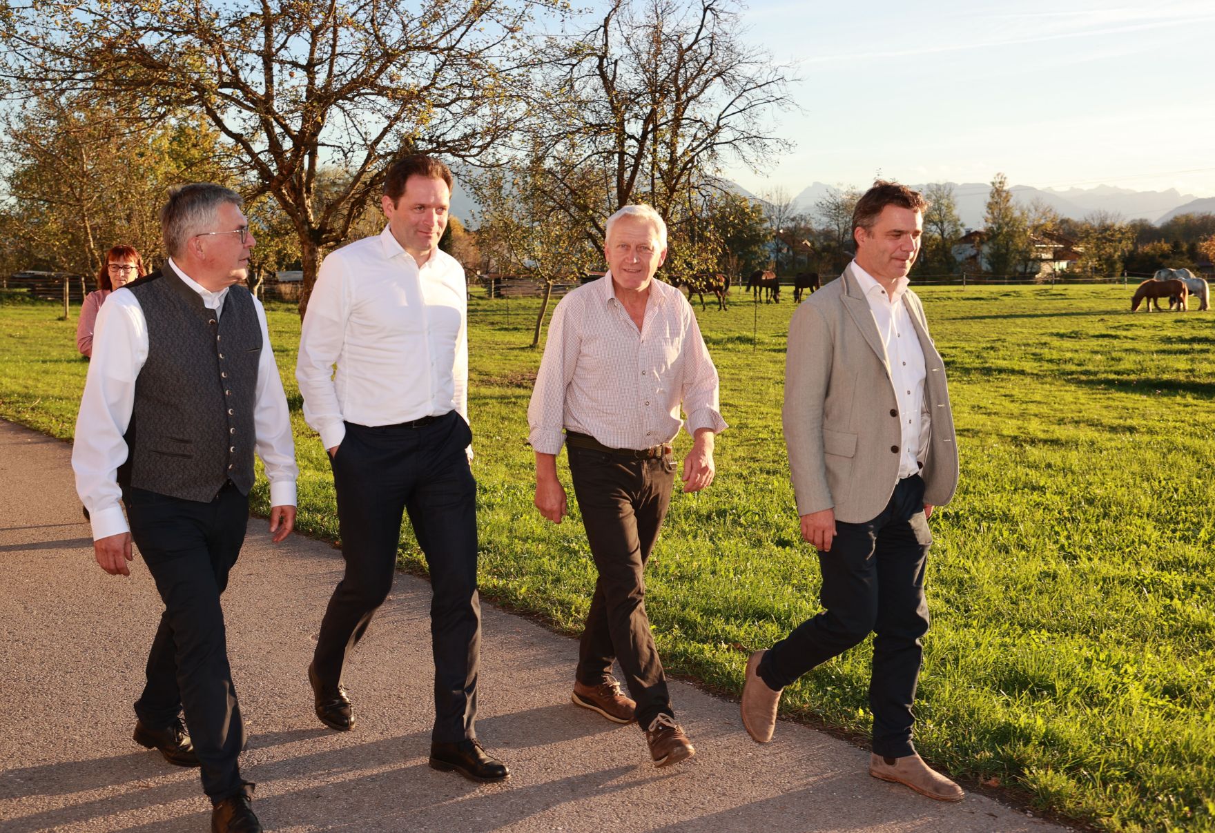 229Totschnig_Salzburg.jpg Im Rahmen eines Bundesländertags in Salzburg besuchte Landwirtschaftsminister Norbert Totschnig gemeinsam mit Landesrat Josef Schwaiger und dem Präsidenten der LK Salzburg, Rupert Quehenberger, den Betrieb des Kern-Bauern in Anthering.
