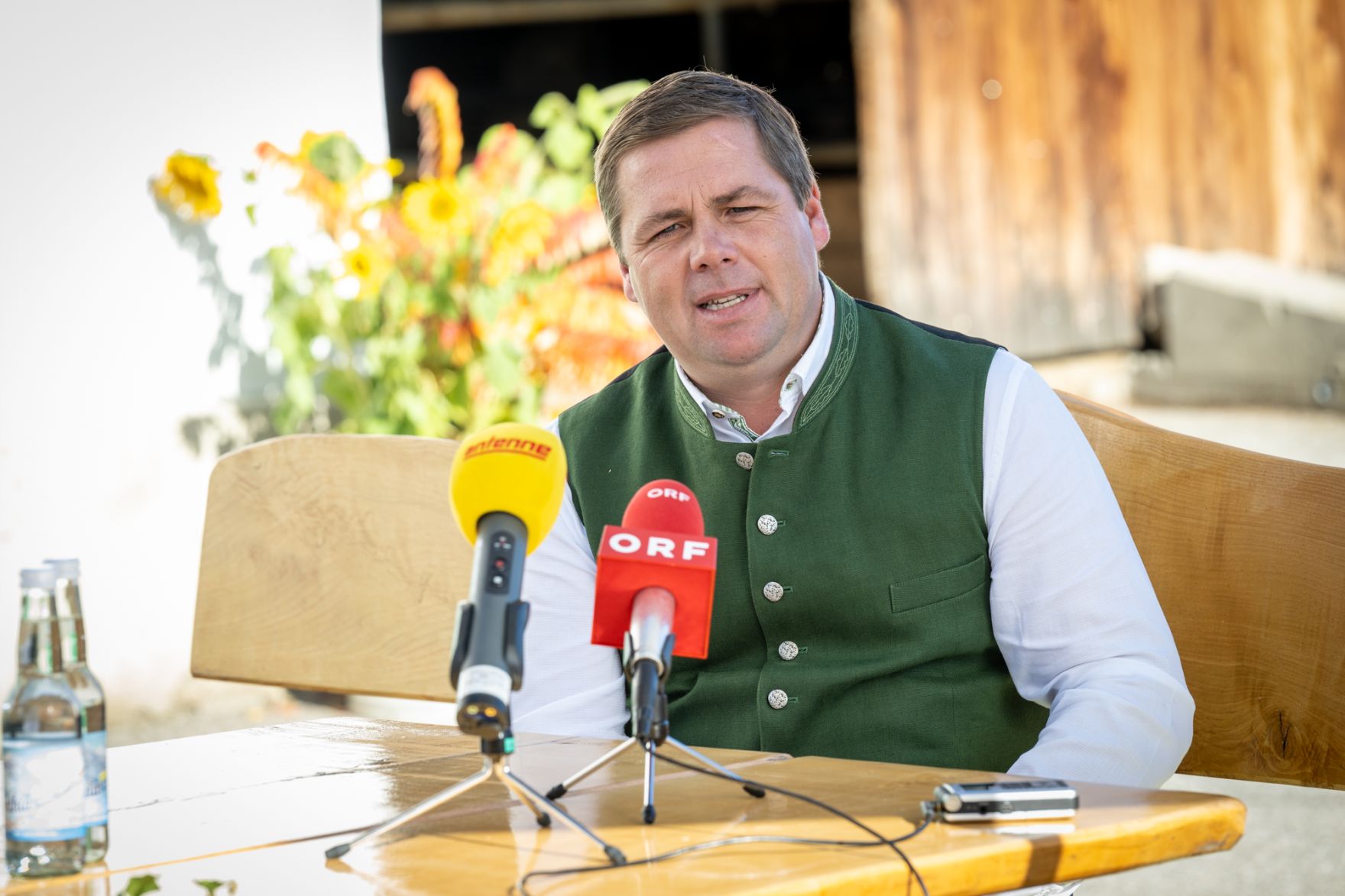 Bei einem Bundesl&auml;ndertag in K&auml;rnten besuchte Bundesminister Norbert Totschnig die HBLA Pitzelst&auml;tten, Betriebe und gab gemeinsam mit Landesrat Martin Gruber und LK K&auml;rnten Pr&auml;sident Siegfried Huber eine Pressekonferenz zu aktuellen agrarischen Themen.